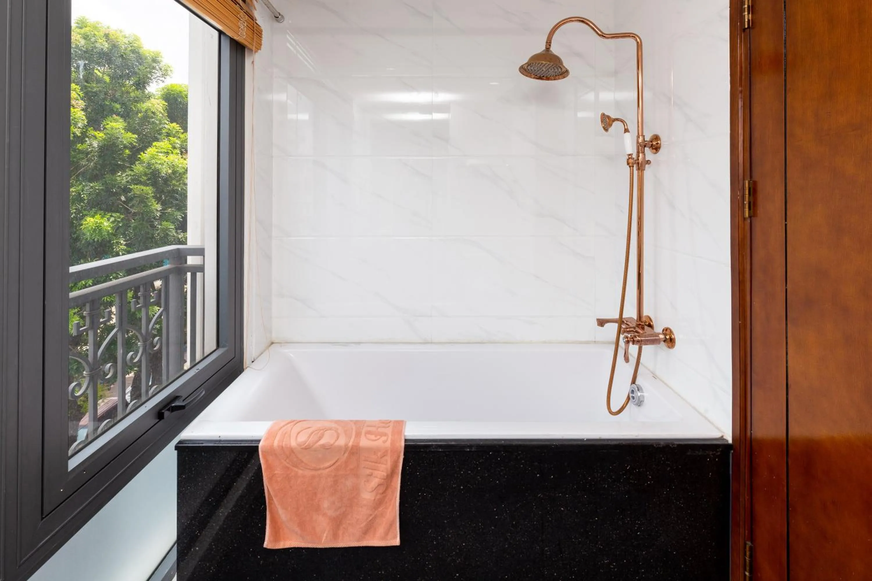 Hot Tub in Silk Hong Ha airport hotel