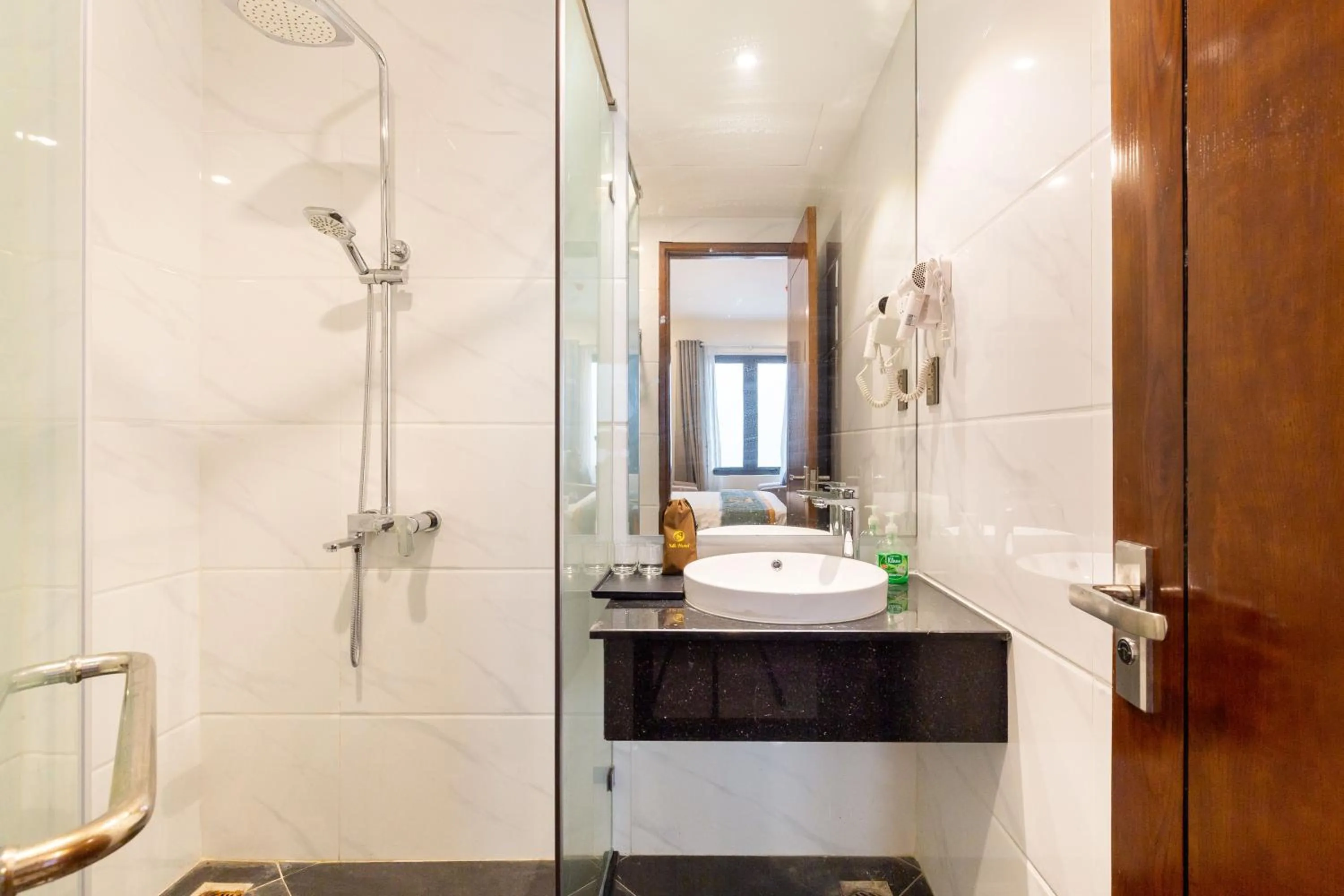 Bathroom in Silk Hong Ha airport hotel