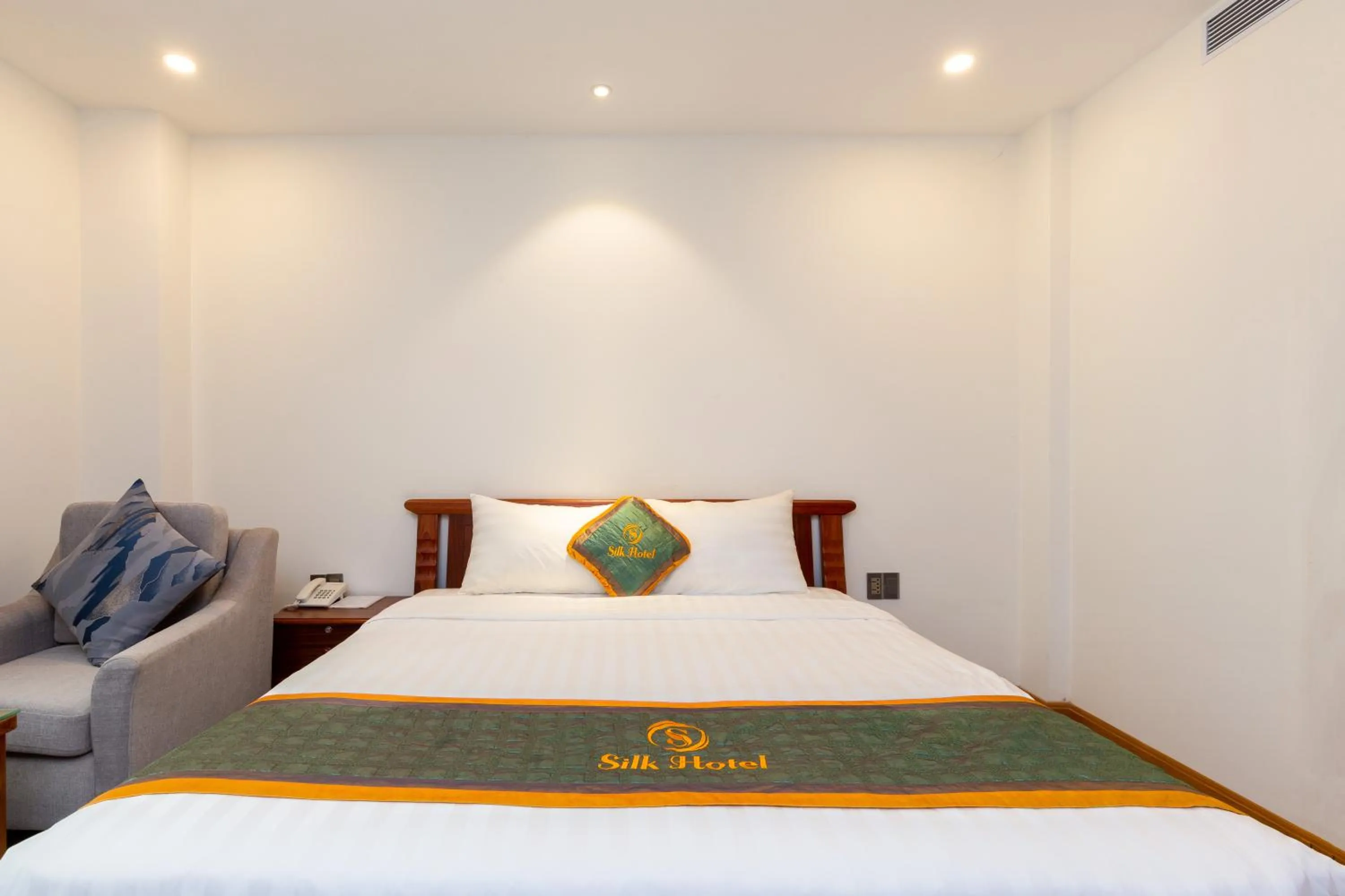 Bed in Silk Hong Ha airport hotel