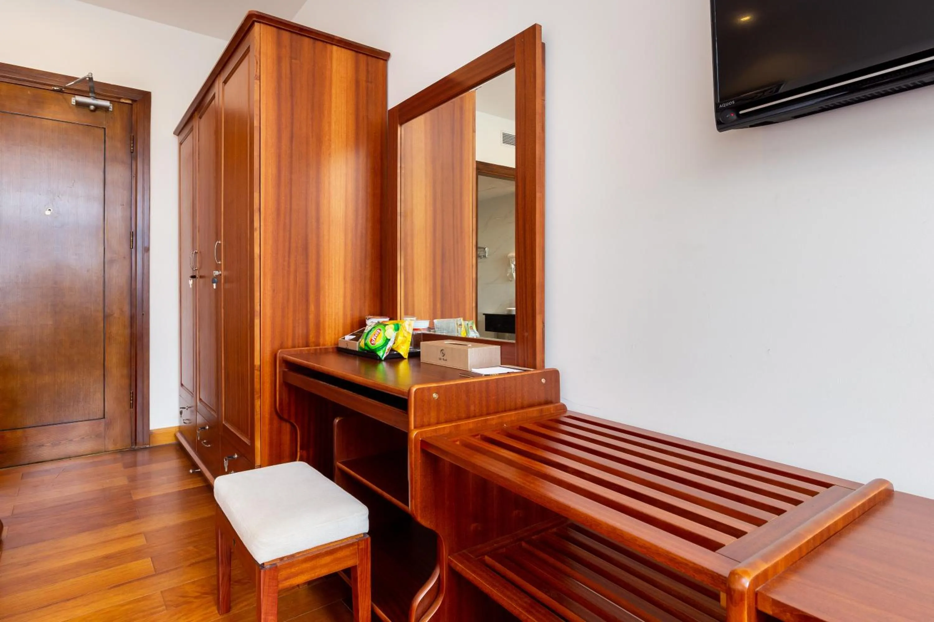 hair dresser in Silk Hong Ha airport hotel