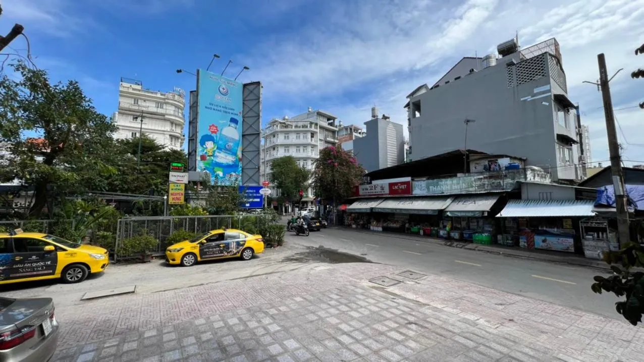 Parking in Silk Hong Ha airport hotel