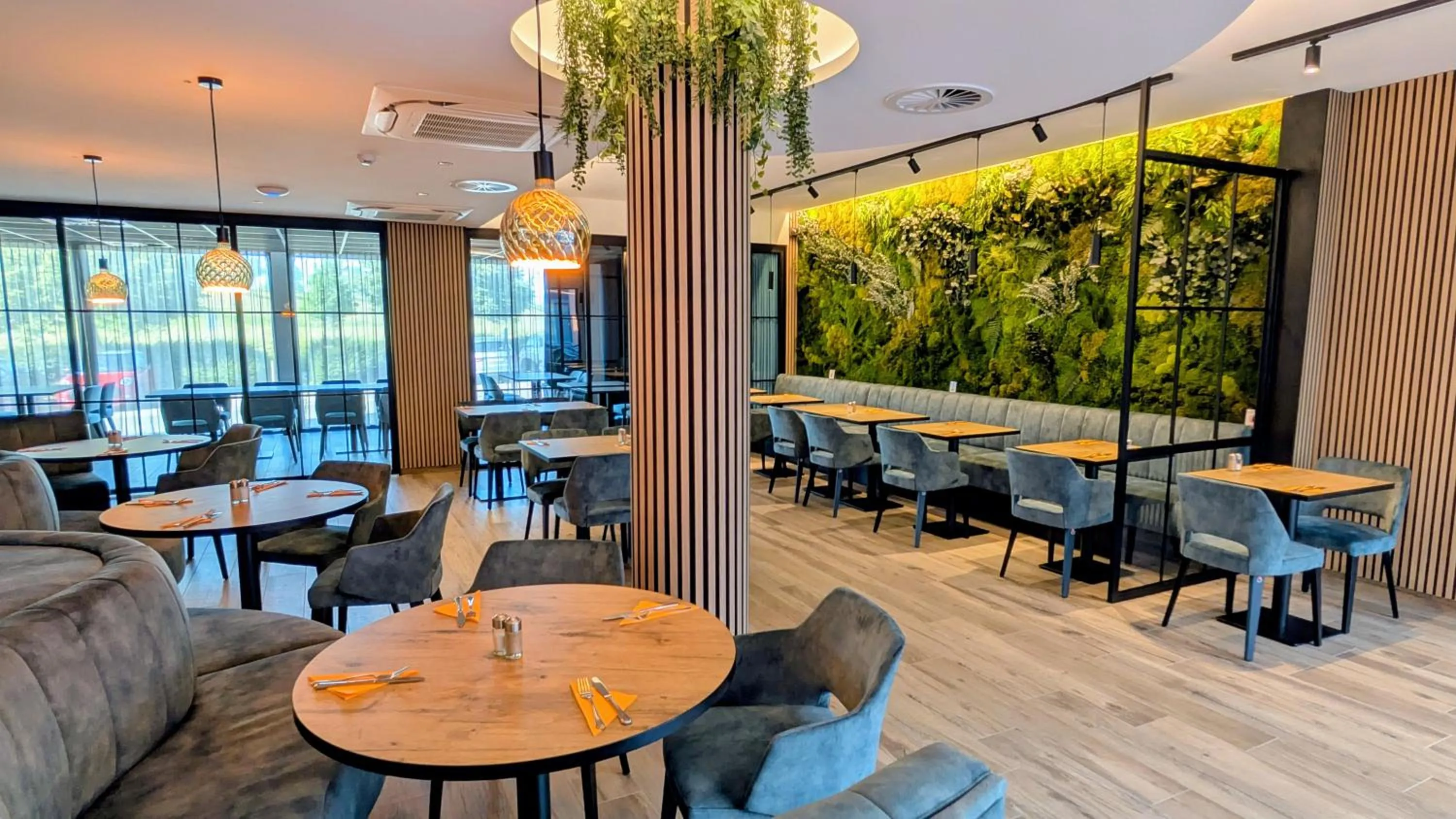 Restaurant/places to eat in Orange Hotel La Louvière