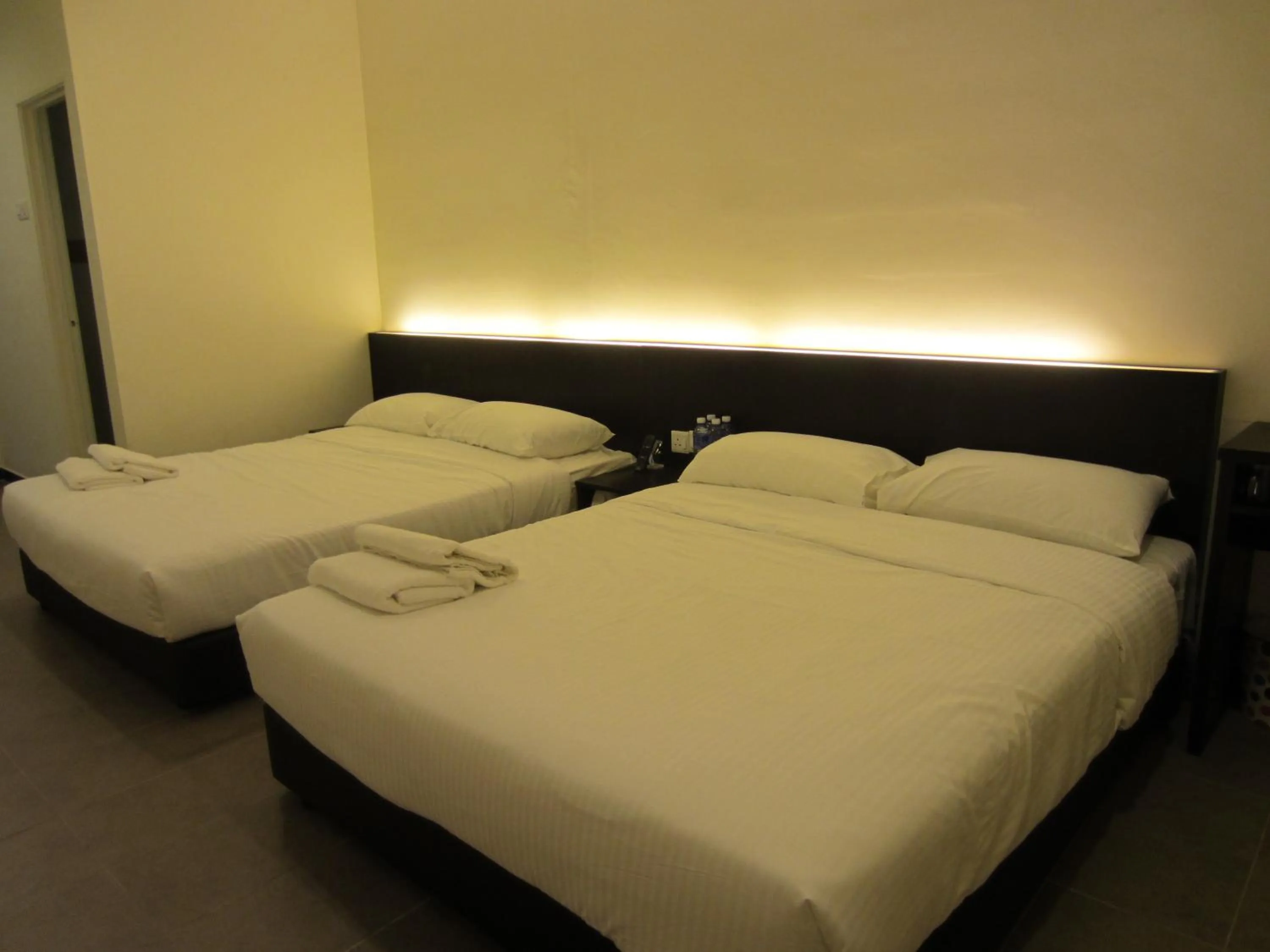 Photo of the whole room in Merlin Hotel