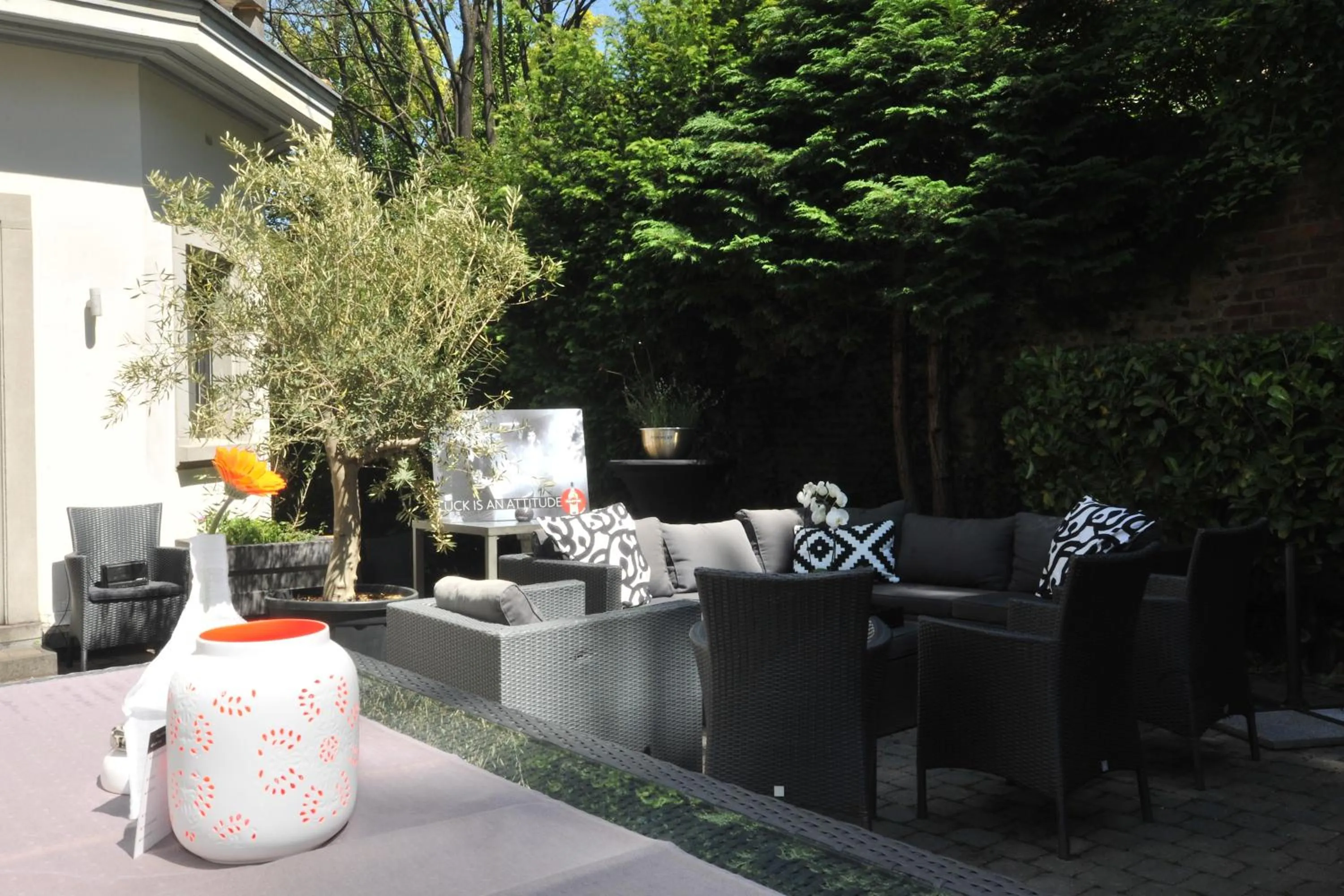 Patio in B&B Au Clair Obscur