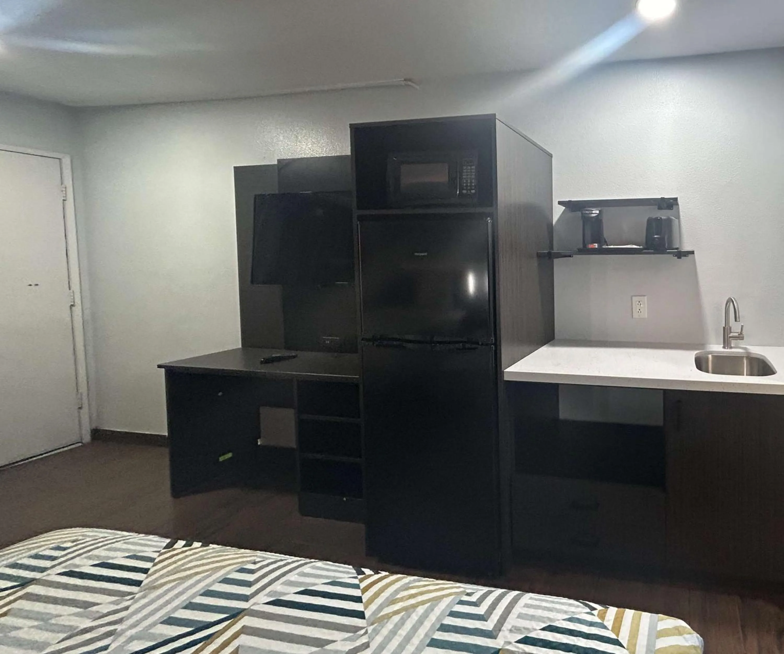 Photo of the whole room, Bed in Studio 6 Hemet, CA