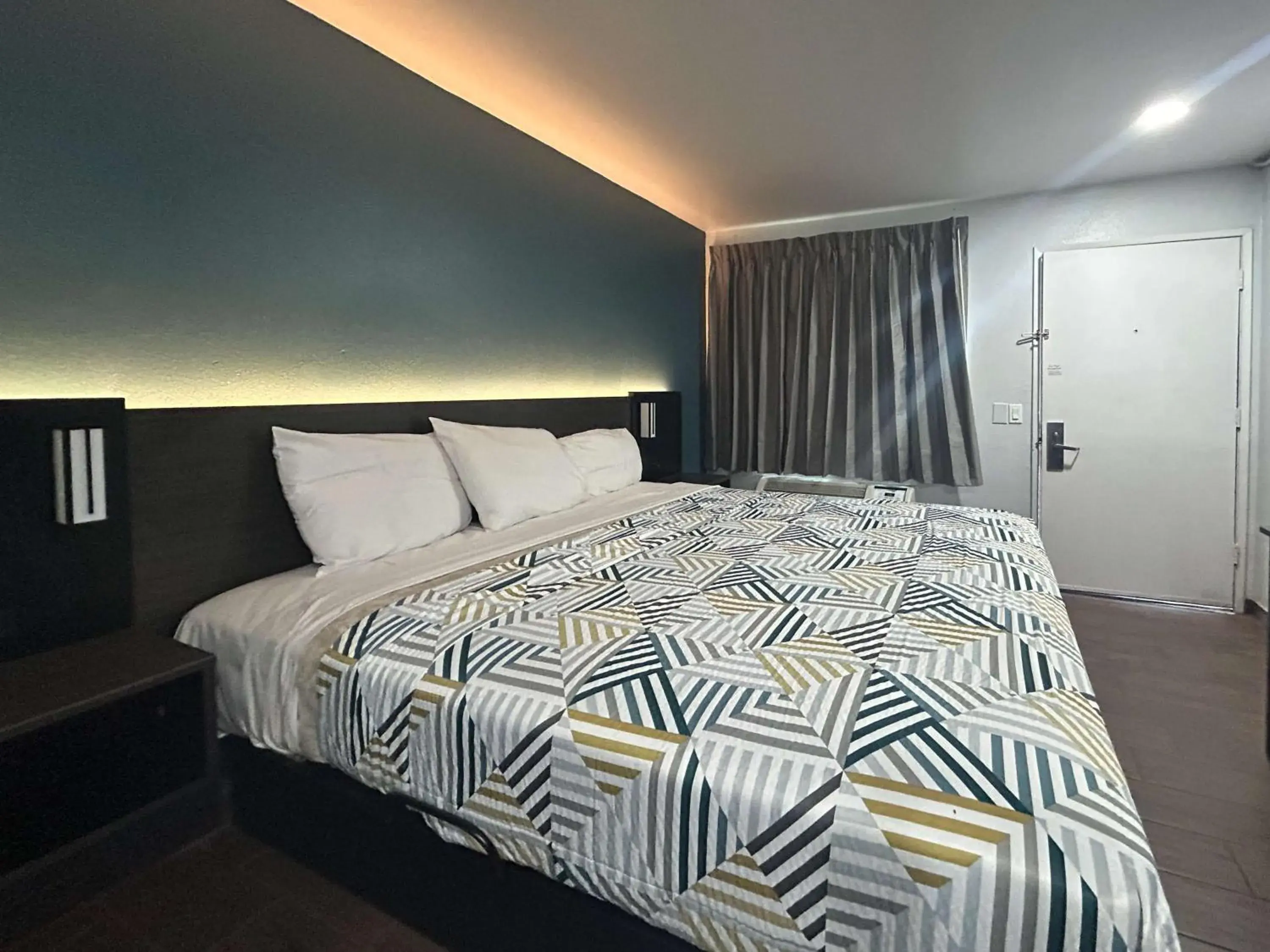 Photo of the whole room, Bed in Studio 6 Hemet, CA Photo of the whole room, Bed in Studio 6 Hemet, CA