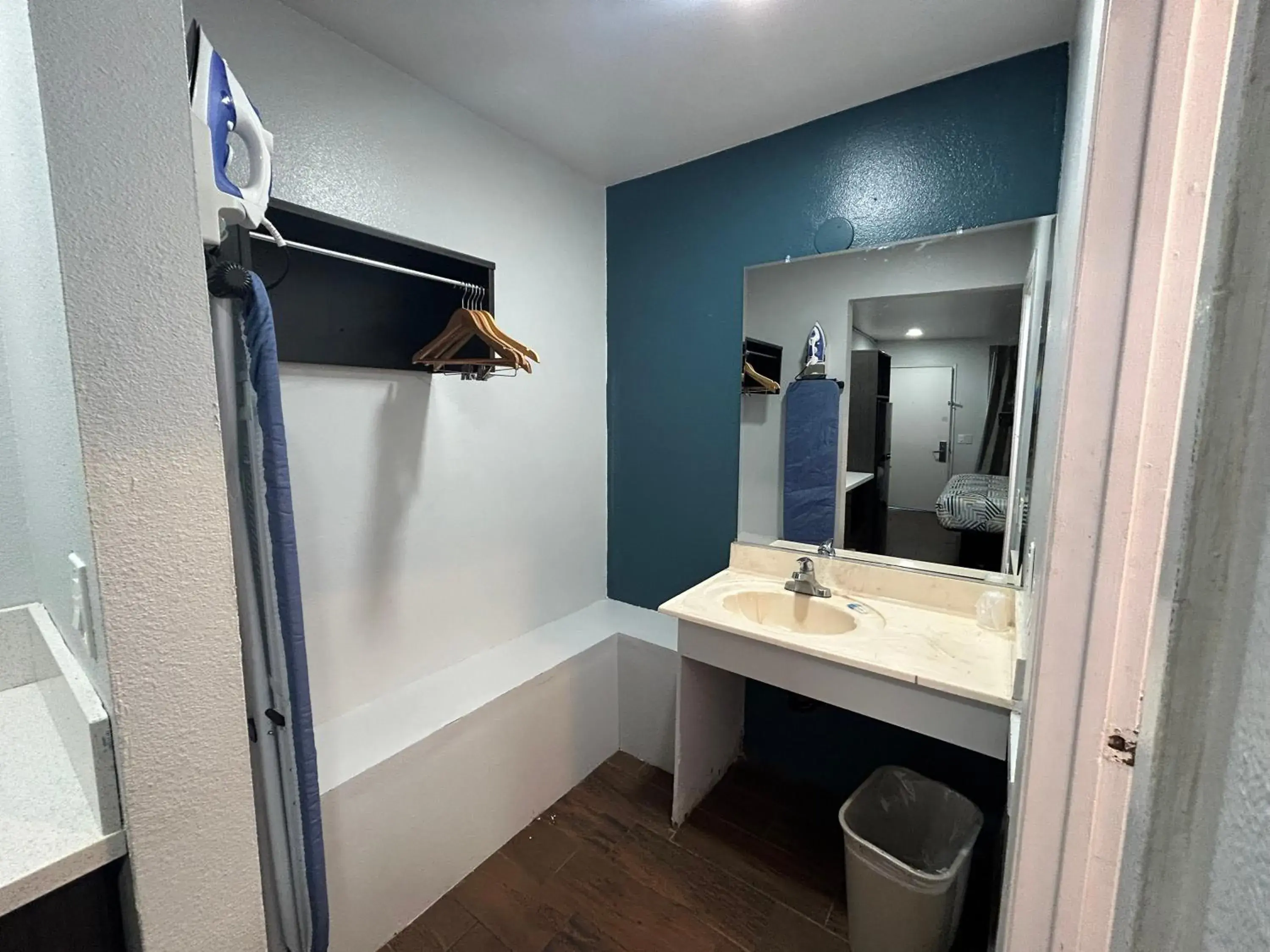 Bathroom in Studio 6 Hemet, CA Bathroom in Studio 6 Hemet, CA