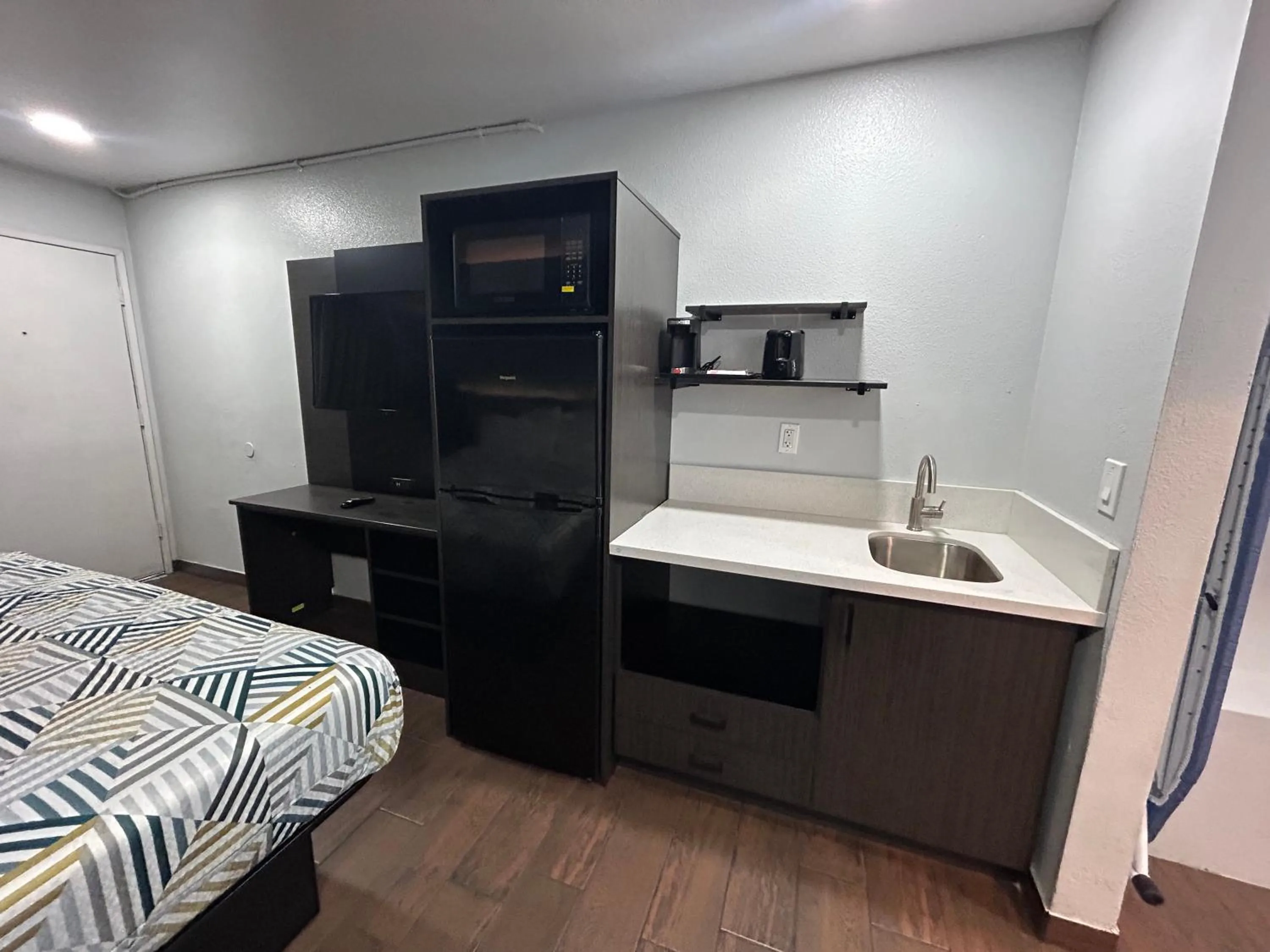 Bed in Studio 6 Hemet, CA