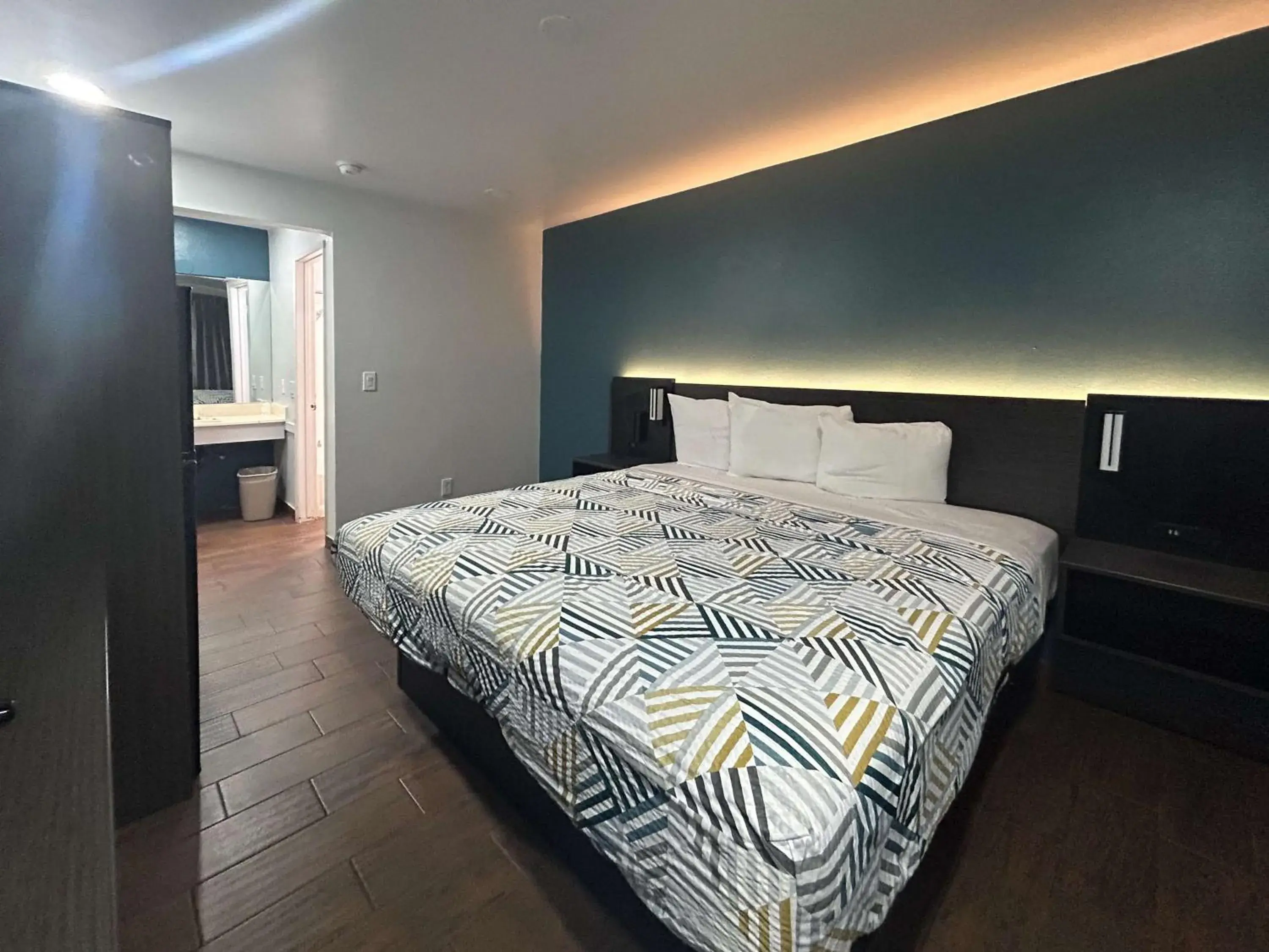 Photo of the whole room, Bed in Studio 6 Hemet, CA Photo of the whole room, Bed in Studio 6 Hemet, CA