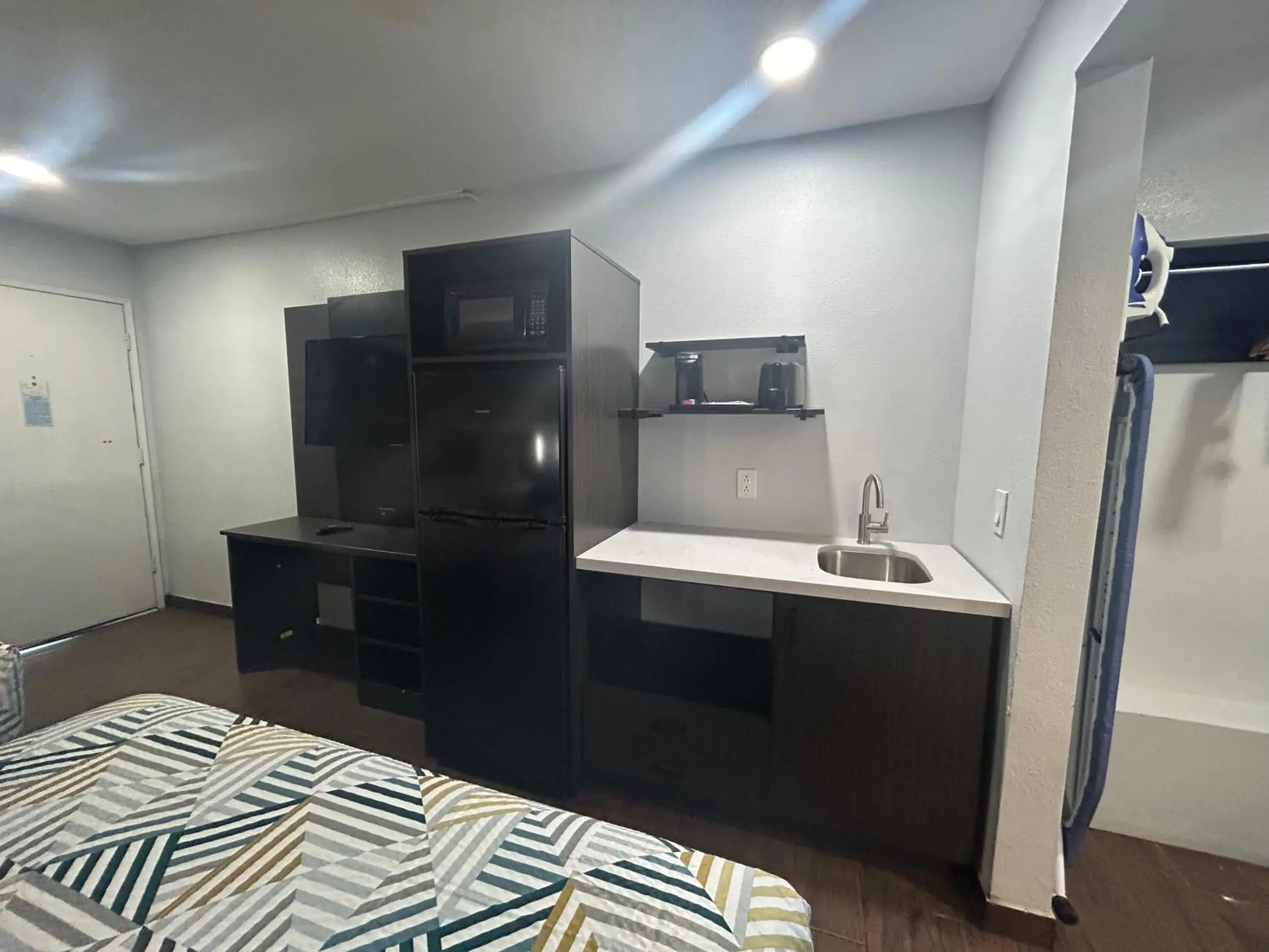 Bedroom, Bed in Studio 6 Hemet, CA Bedroom, Bed in Studio 6 Hemet, CA
