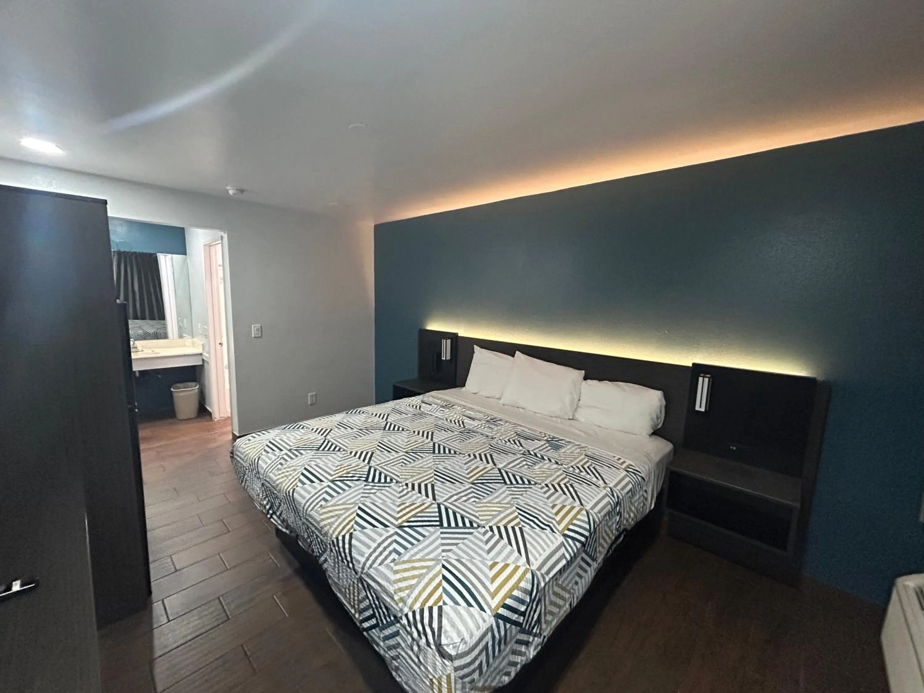 Bedroom, Bed in Studio 6 Hemet, CA