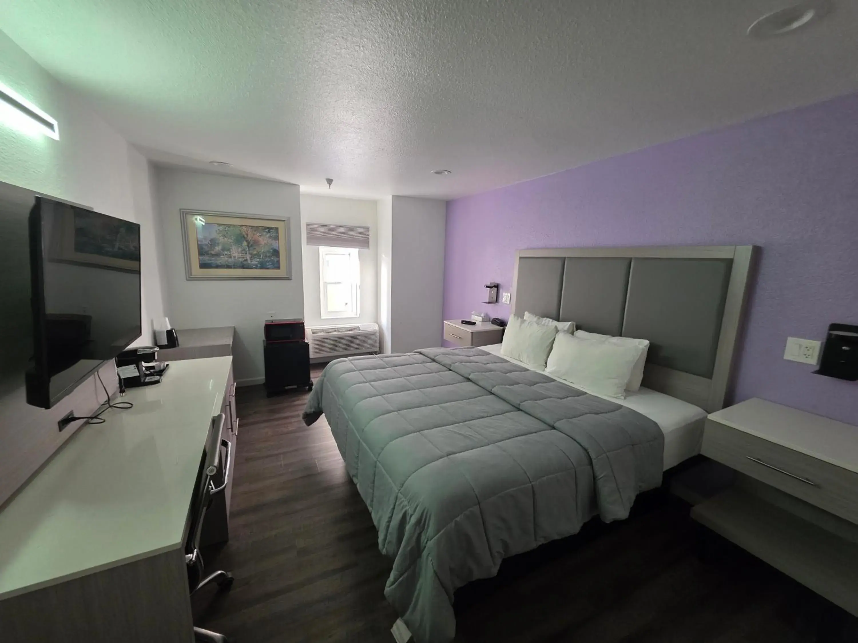 Standard King Room in The Aqua Pacific Hotel Standard King Room in The Aqua Pacific Hotel