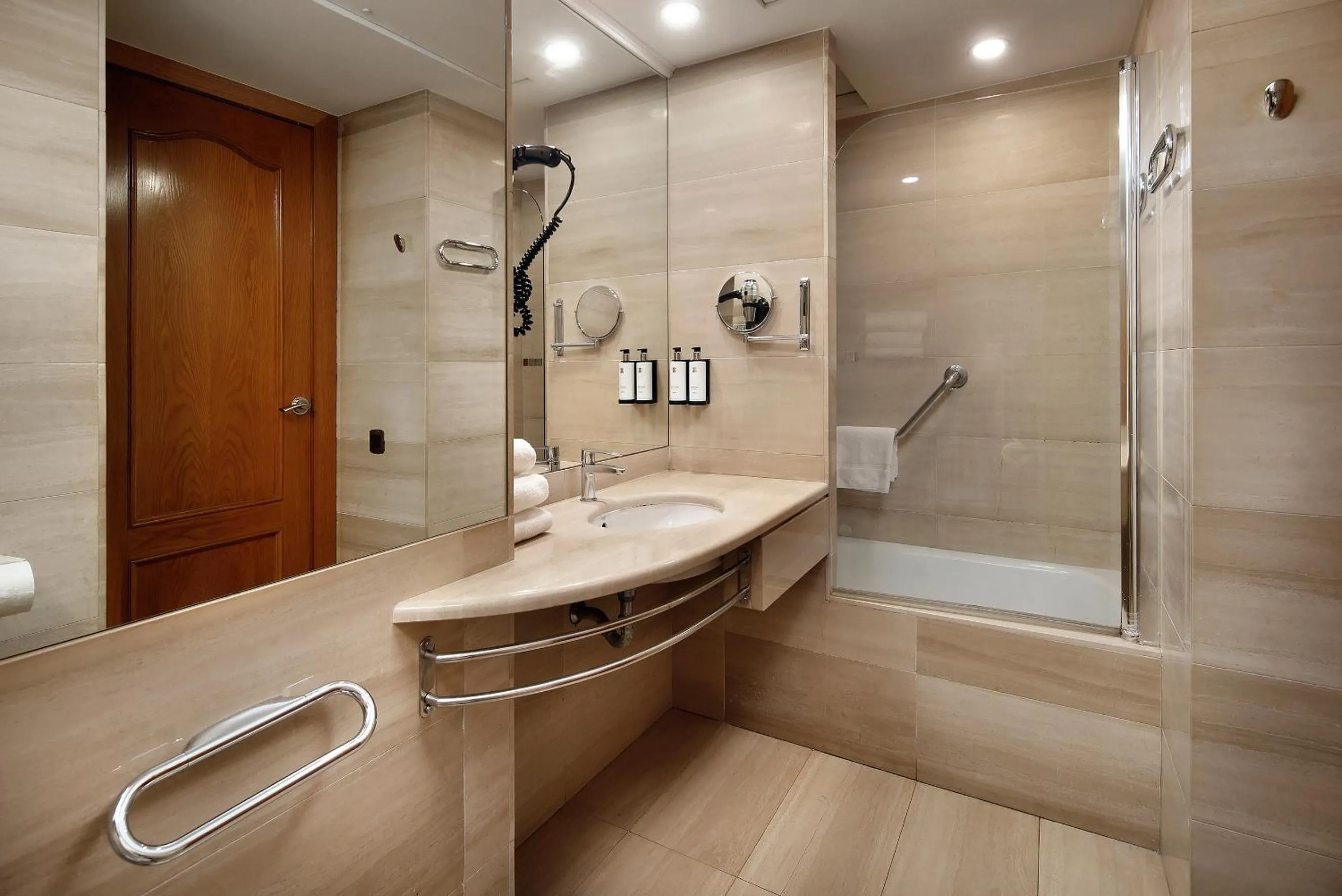 Bathroom in Apartaments-Hotel Hispanos 7 Suiza