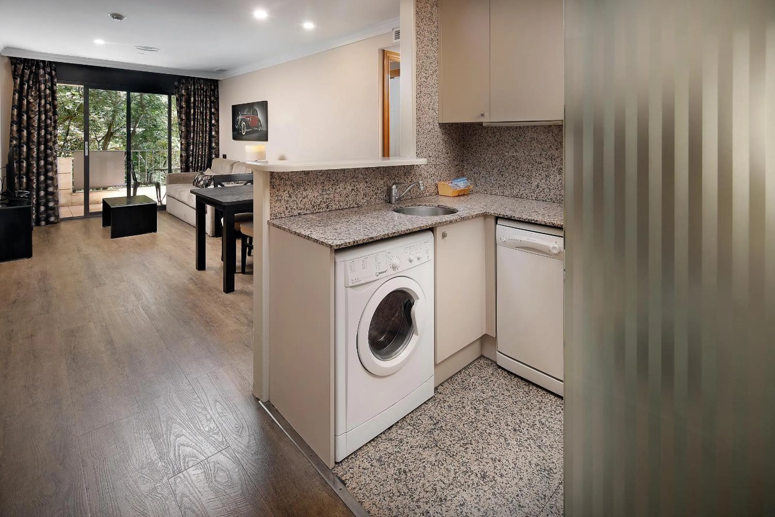 Kitchen or kitchenette in Apartaments-Hotel Hispanos 7 Suiza