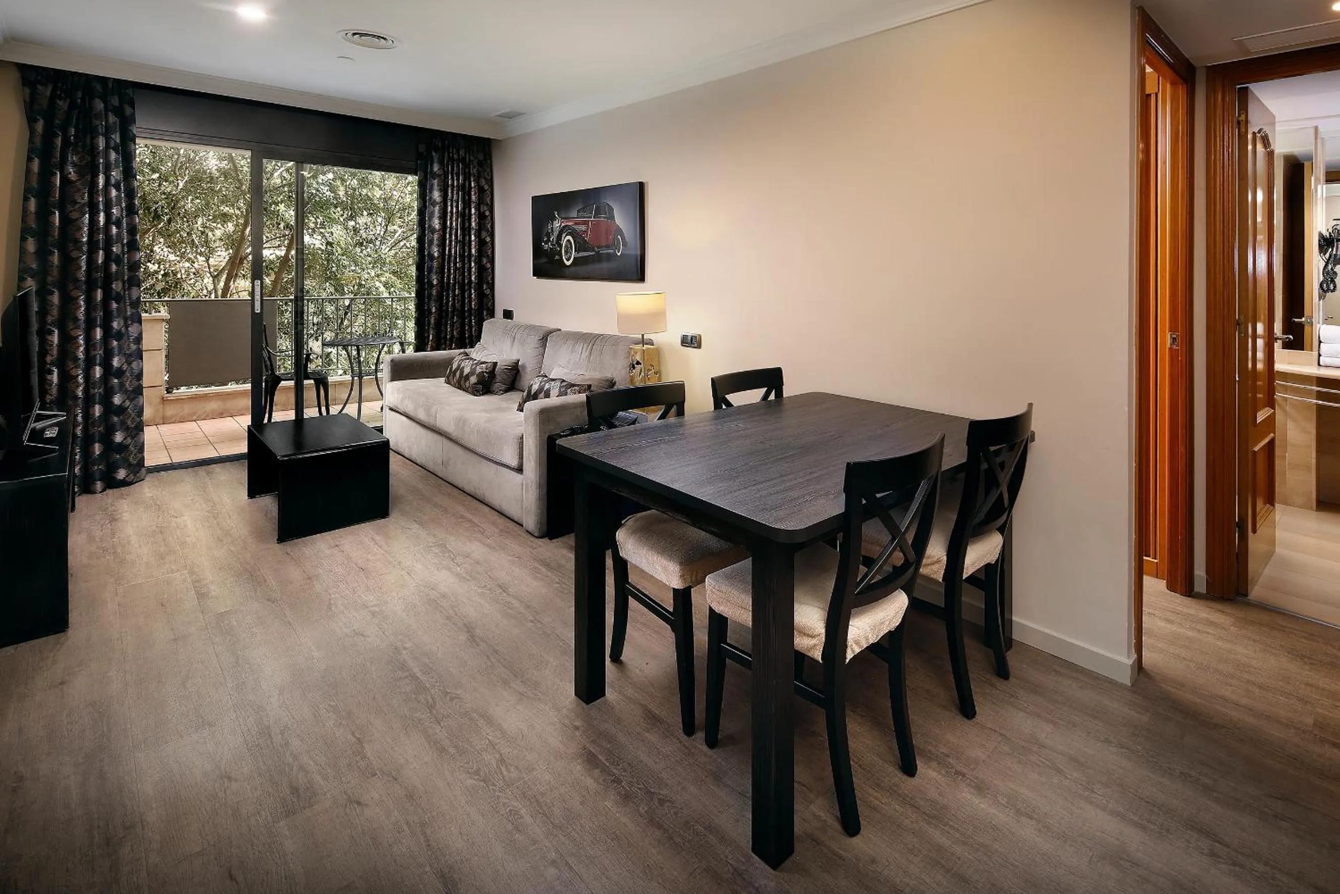 Living room, Bed in Apartaments-Hotel Hispanos 7 Suiza