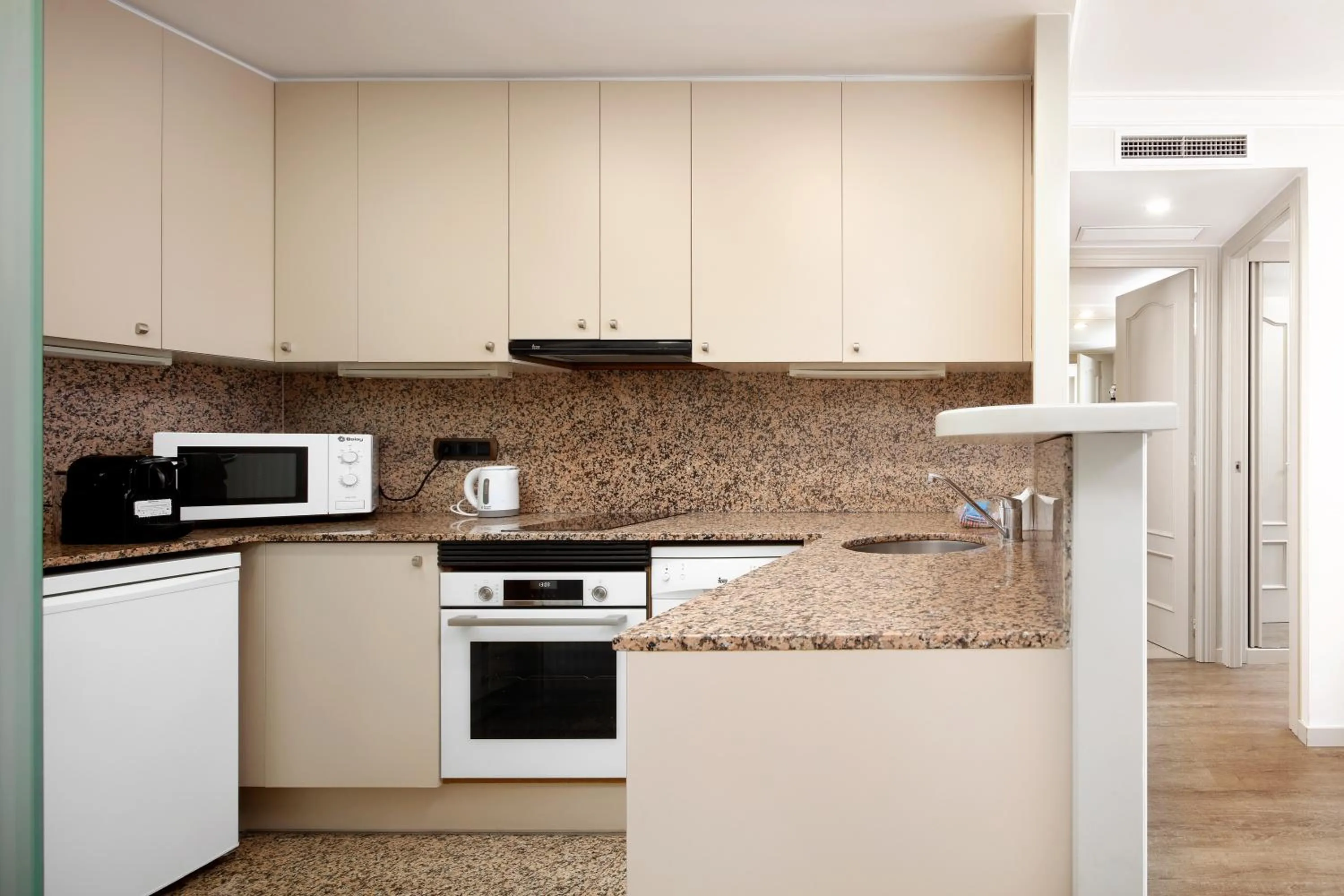 Kitchen or kitchenette in Apartaments-Hotel Hispanos 7 Suiza