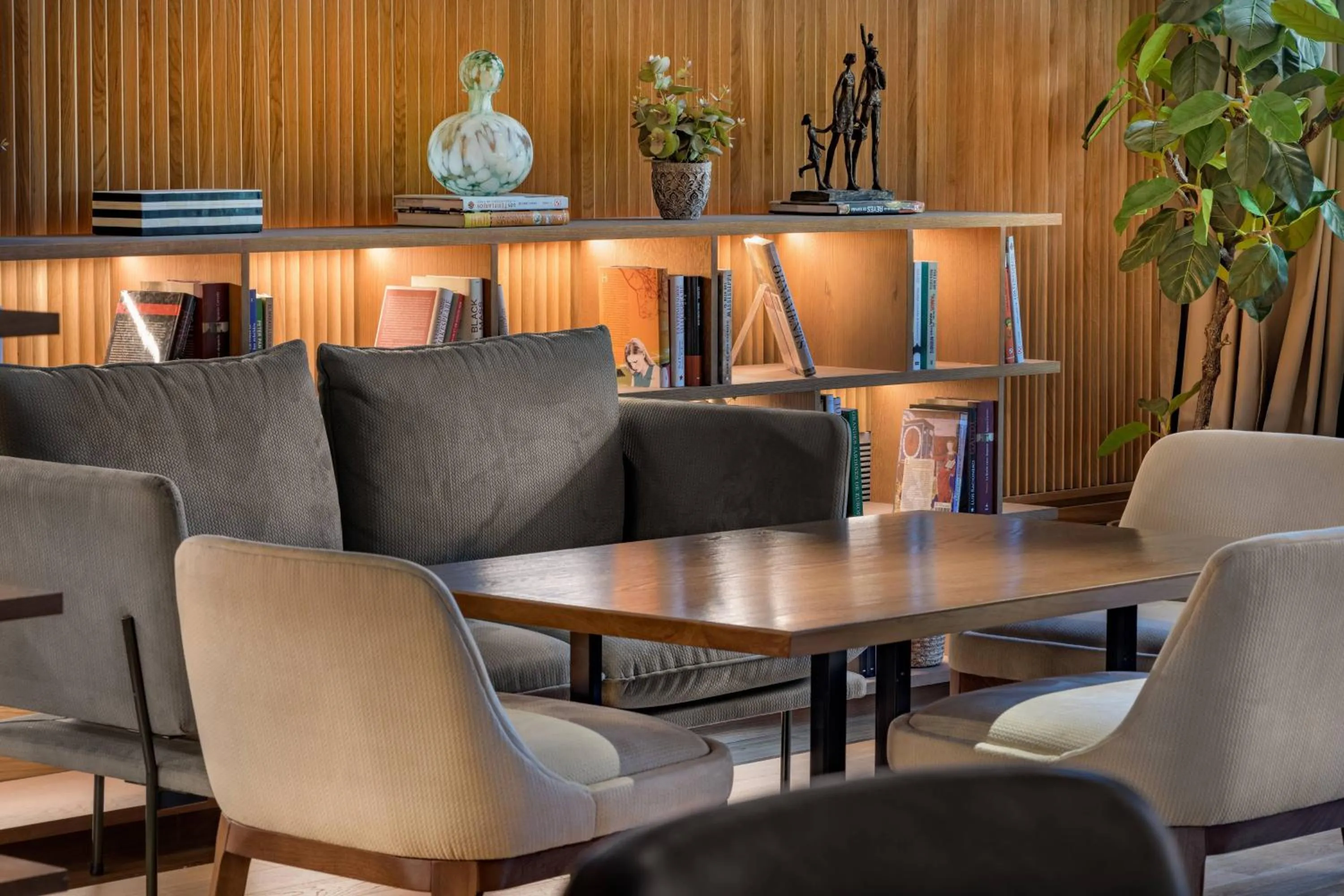 Lounge or bar in AC Hotel Avenida de América by Marriott