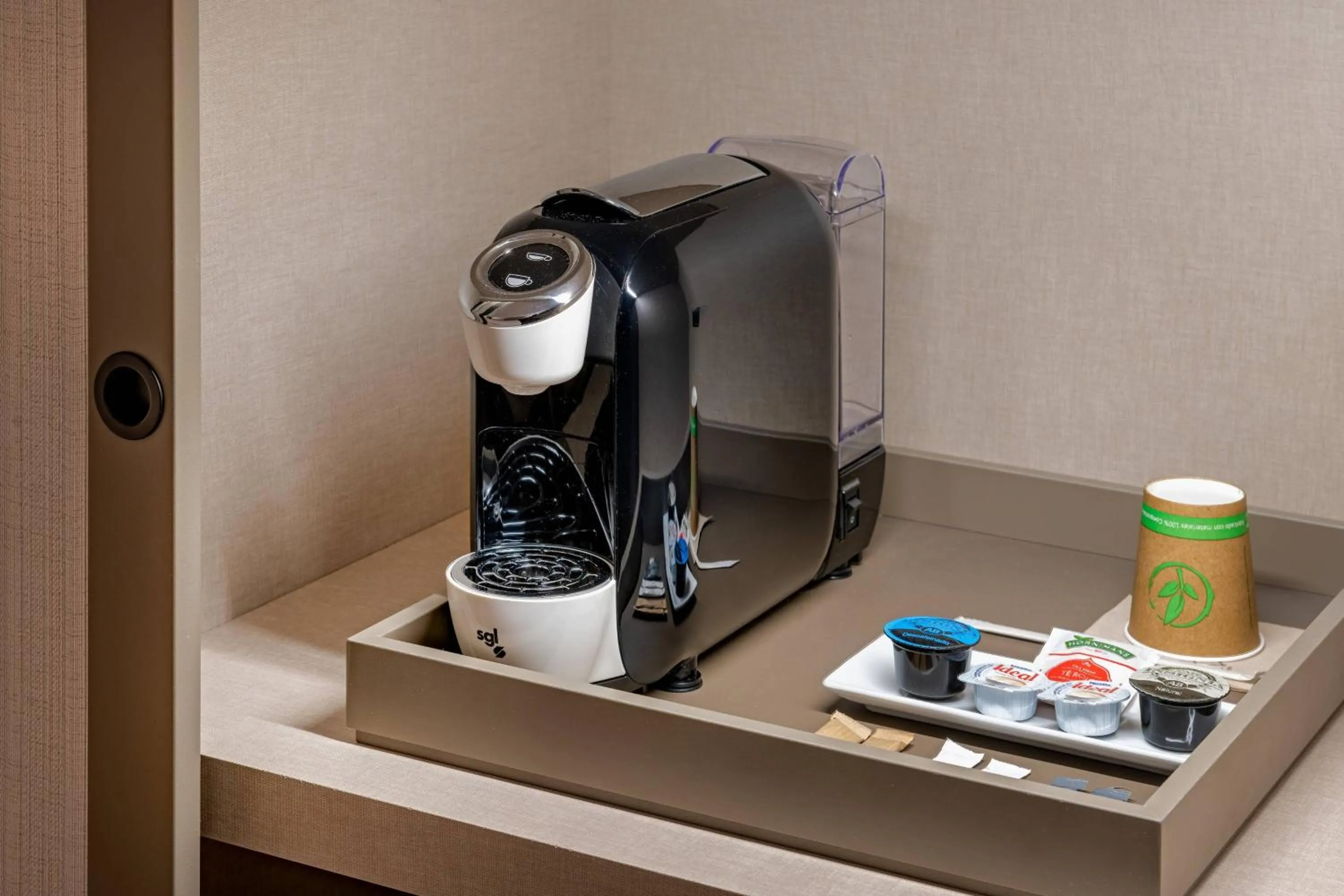 Photo of the whole room in AC Hotel Avenida de América by Marriott