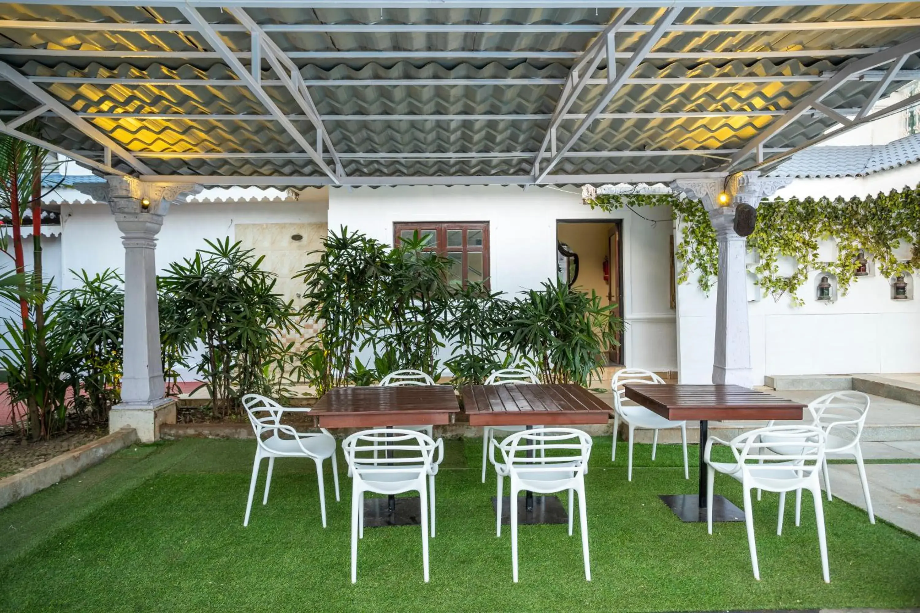Lounge or bar in Stone Wood Riverfront Resort, Siolim Lounge or bar in Stone Wood Riverfront Resort, Siolim