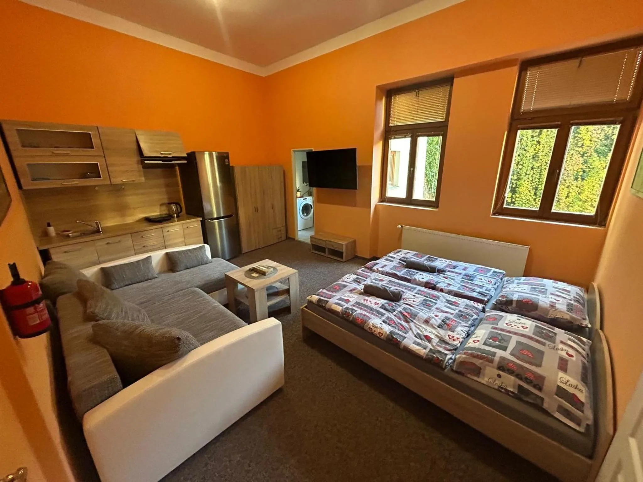 Communal lounge/ TV room, Bed in Thermal Apartments