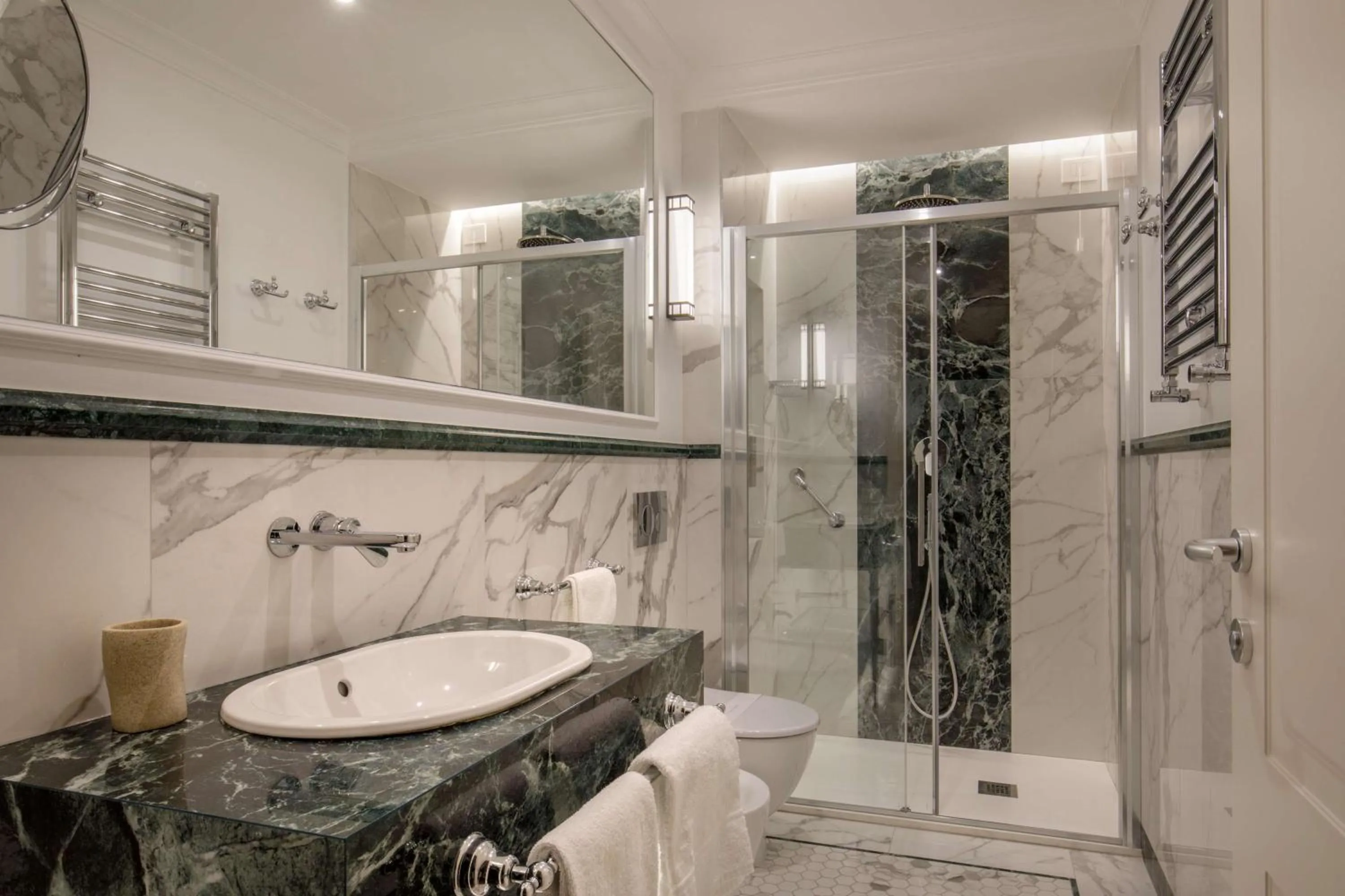 Bathroom in Hotel Canada, BW Premier Collection