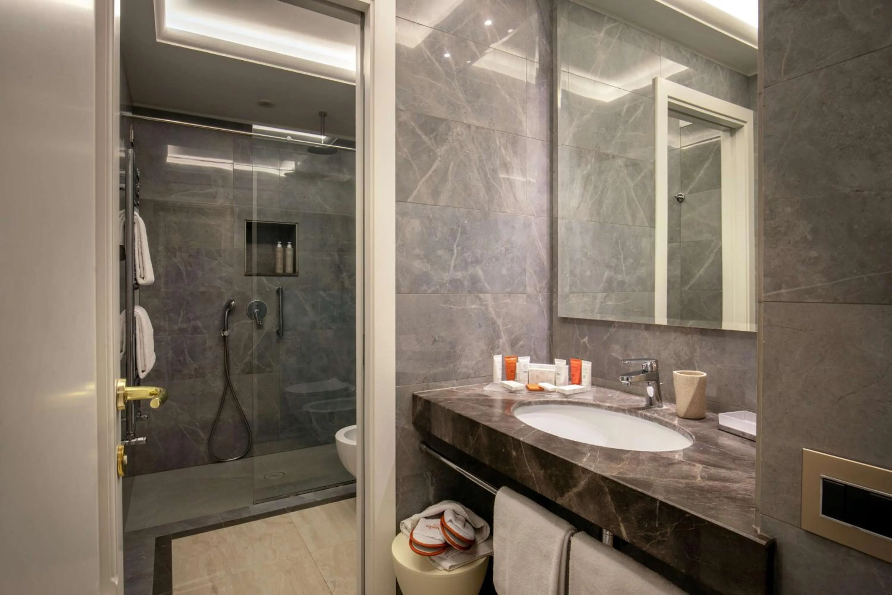 Photo of the whole room in Hotel Canada, BW Premier Collection