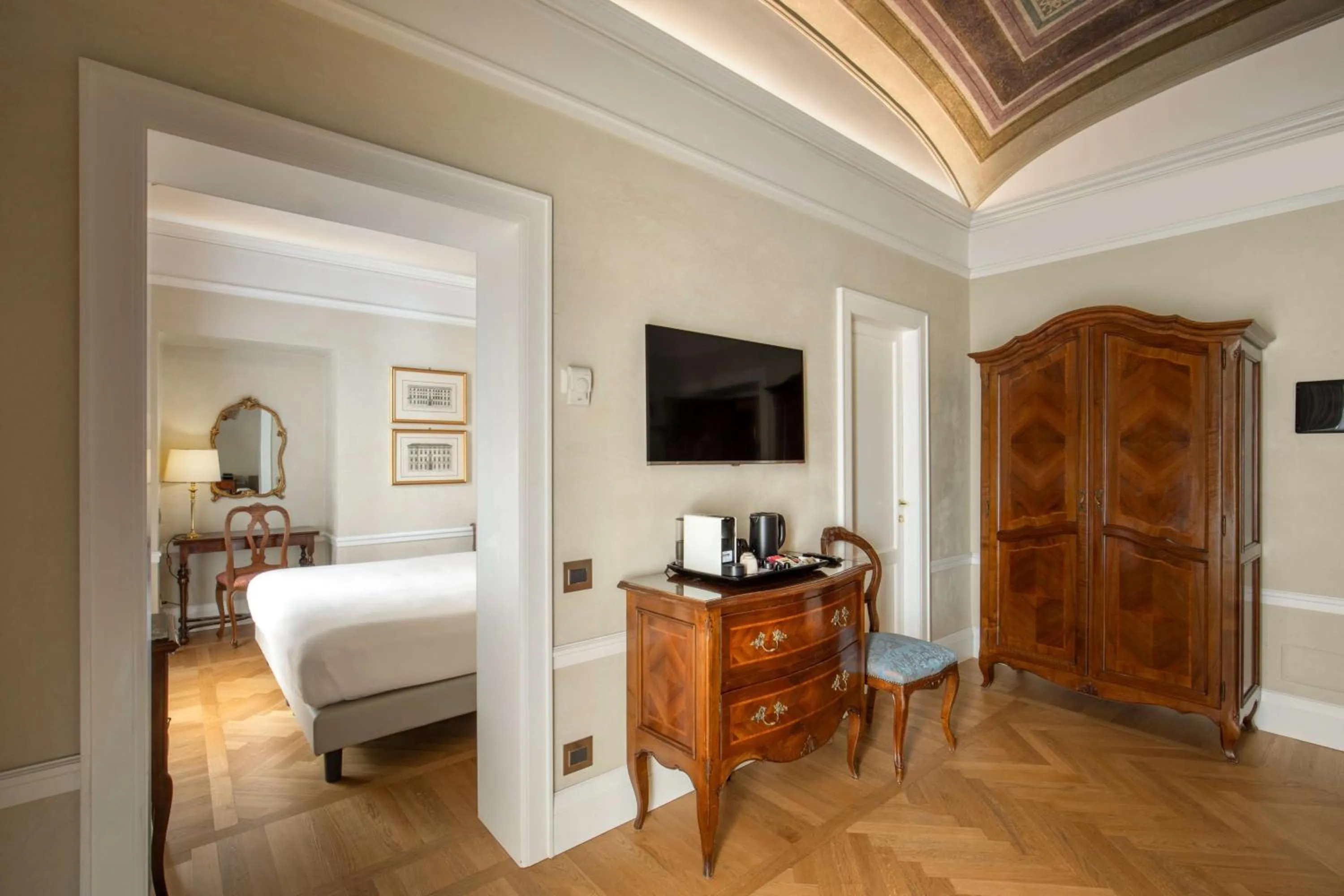 Photo of the whole room, Bed in Hotel Canada, BW Premier Collection