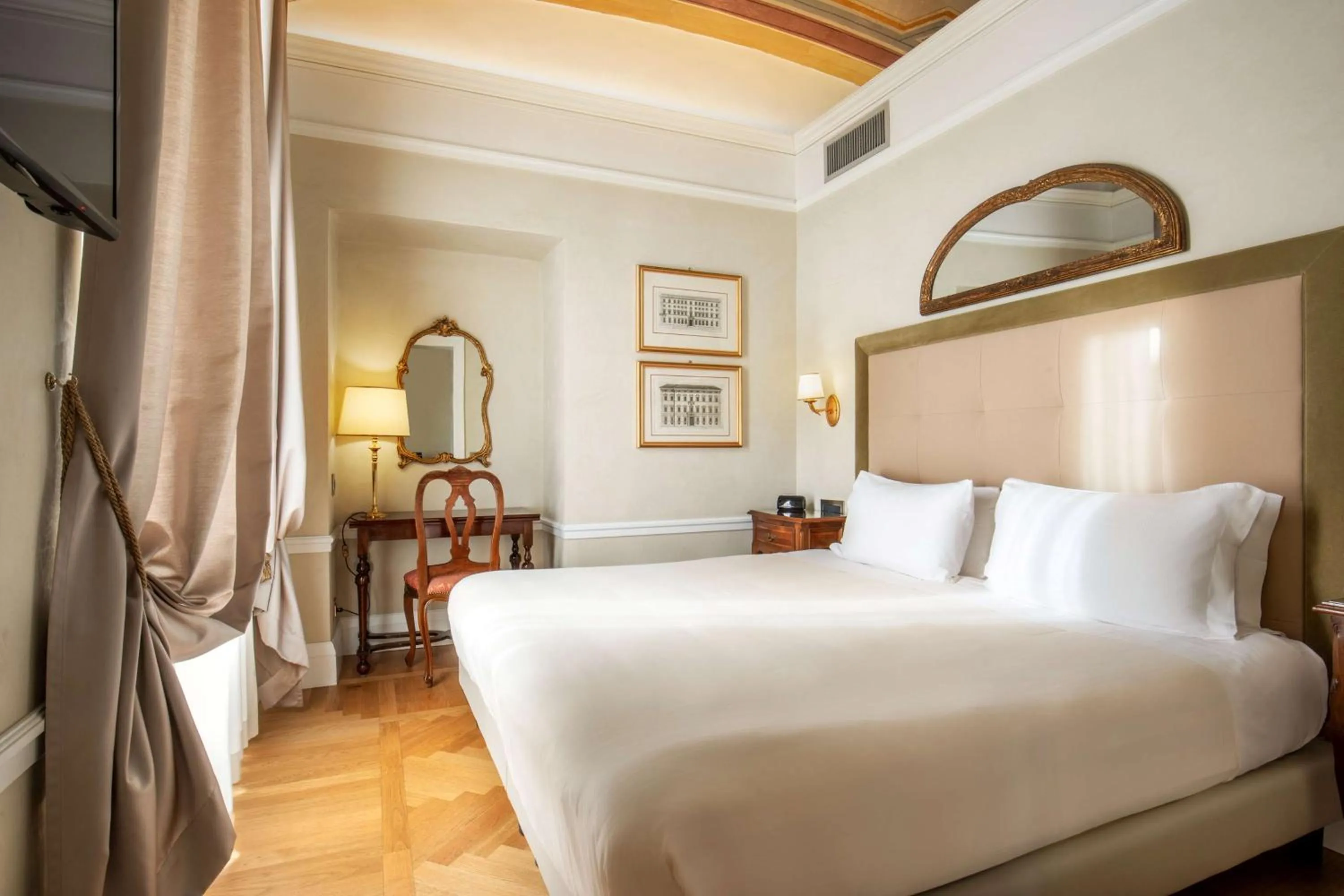 Photo of the whole room, Bed in Hotel Canada, BW Premier Collection