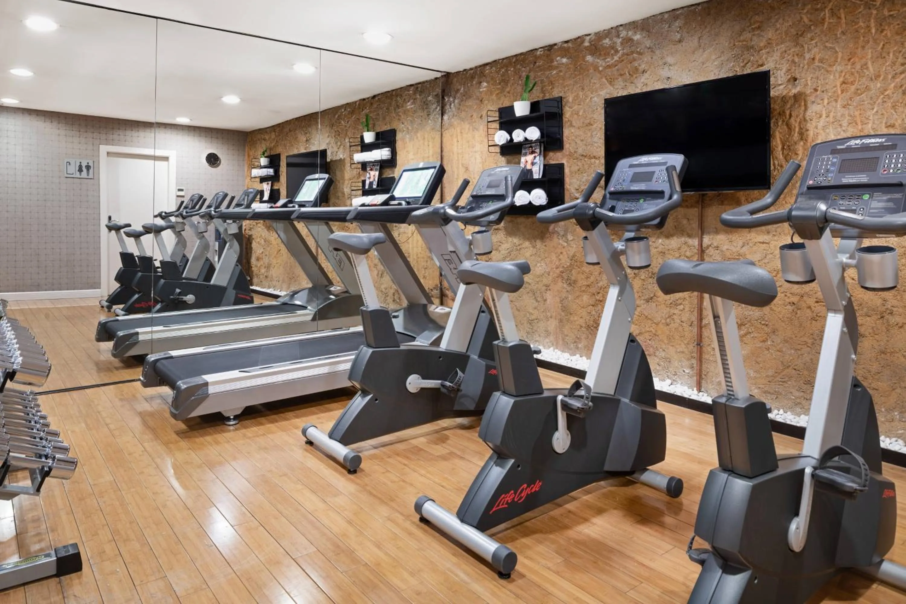 Fitness centre/facilities in AC Hotel Irla by Marriott