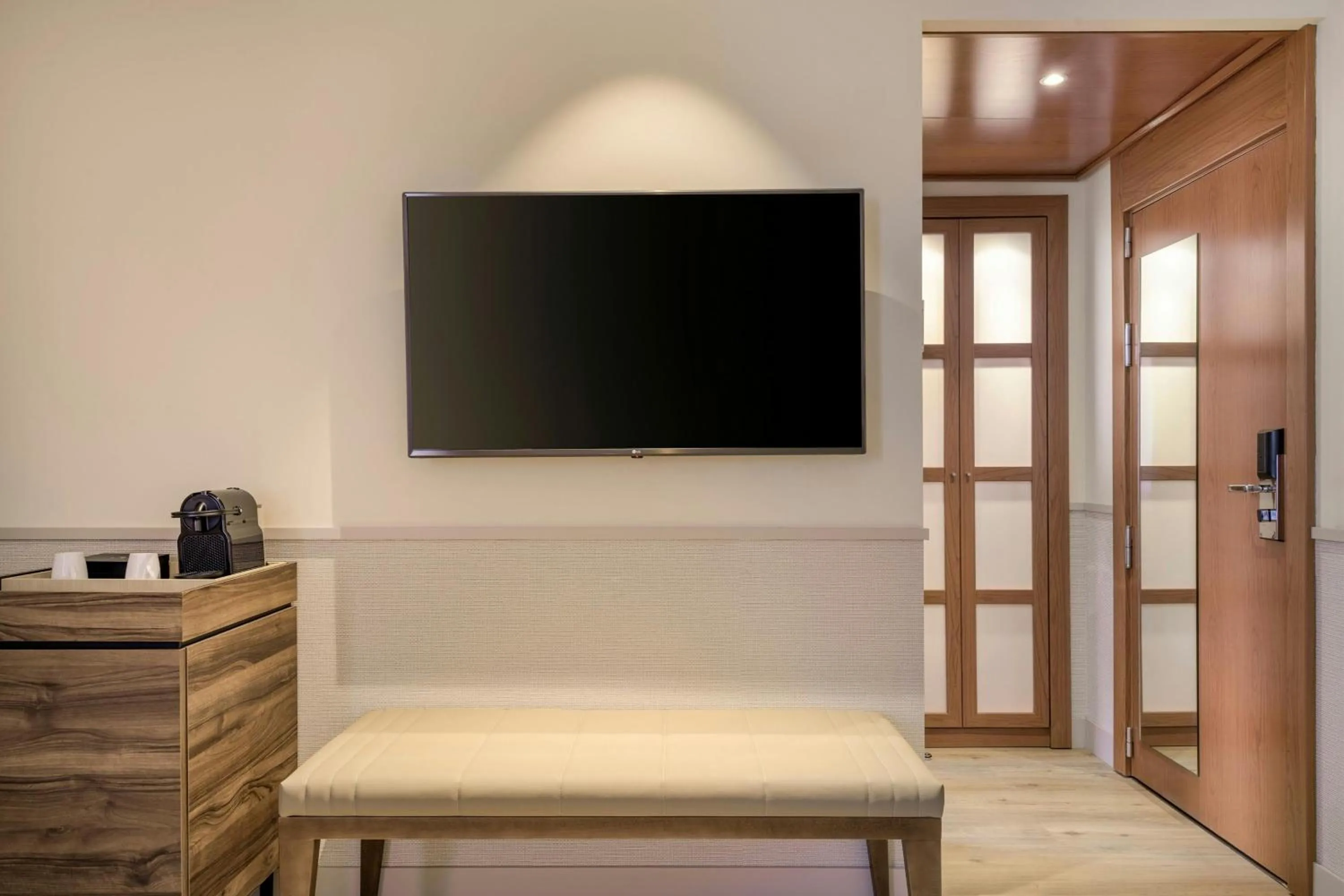 Photo of the whole room in AC Hotel Los Vascos by Marriott