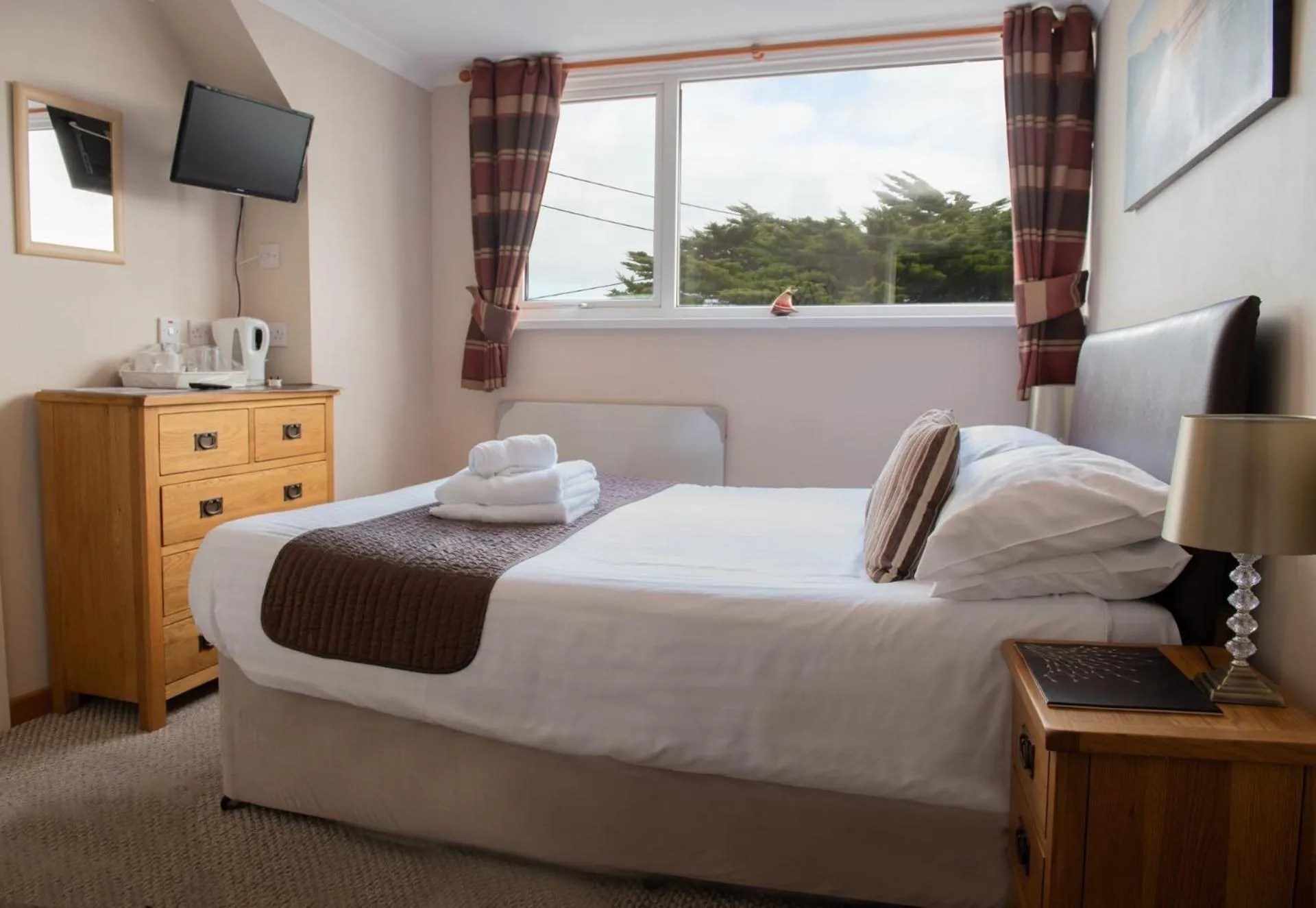 Bedroom, Bed in Trevarrian Lodge