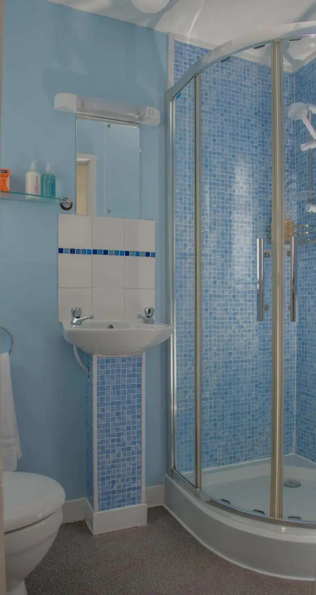 Twin Room with Private Bathroom - single occupancy in Trevarrian Lodge Twin Room with Private Bathroom - single occupancy in Trevarrian Lodge