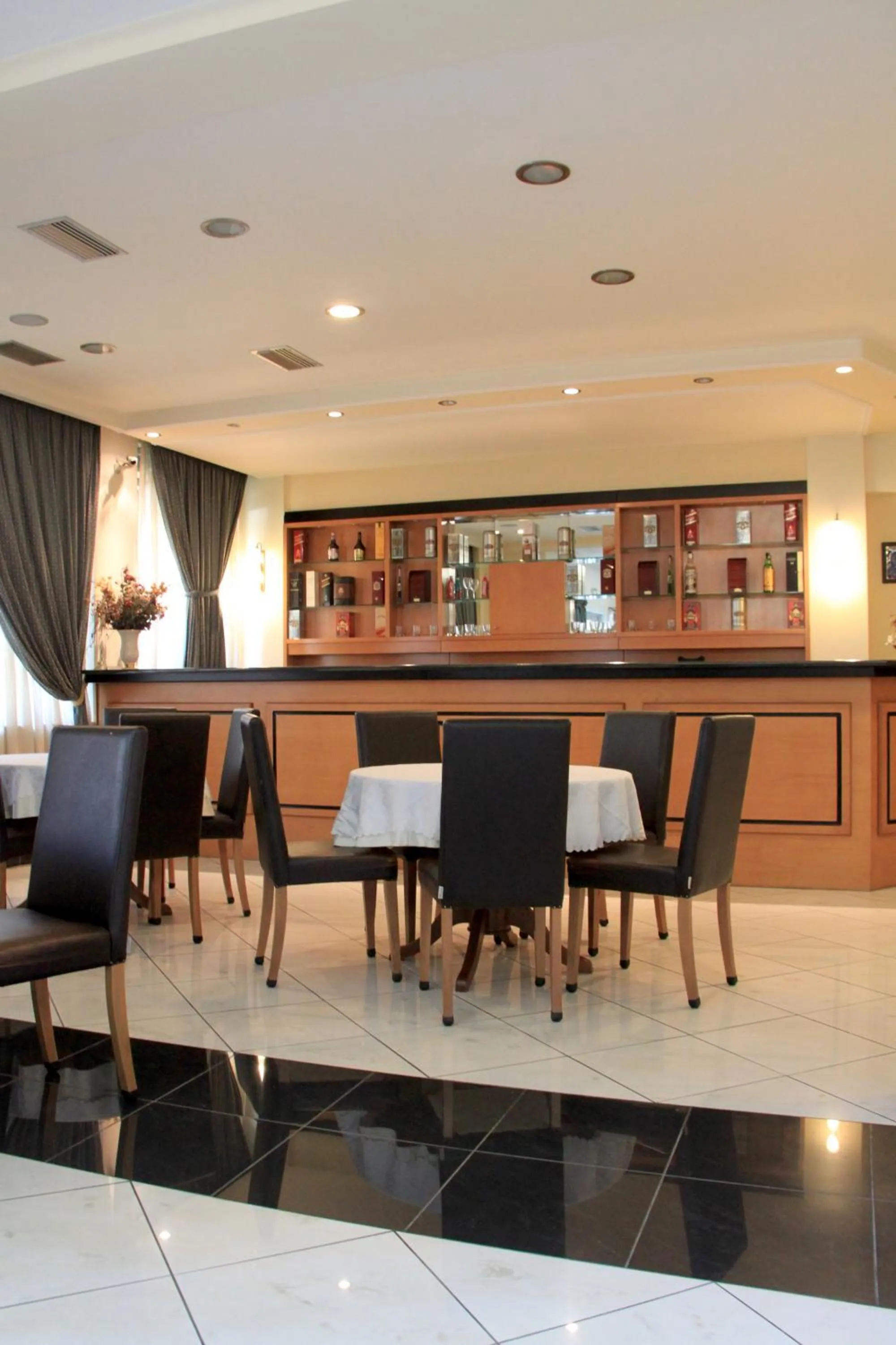 Restaurant/places to eat in Hotel Platon