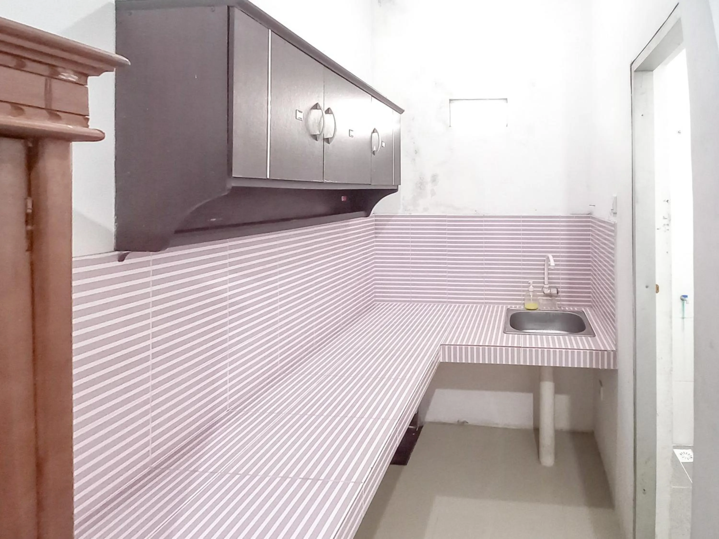 kitchen in Alif House Syariah Redpartner near Taman Dayu Pandaan