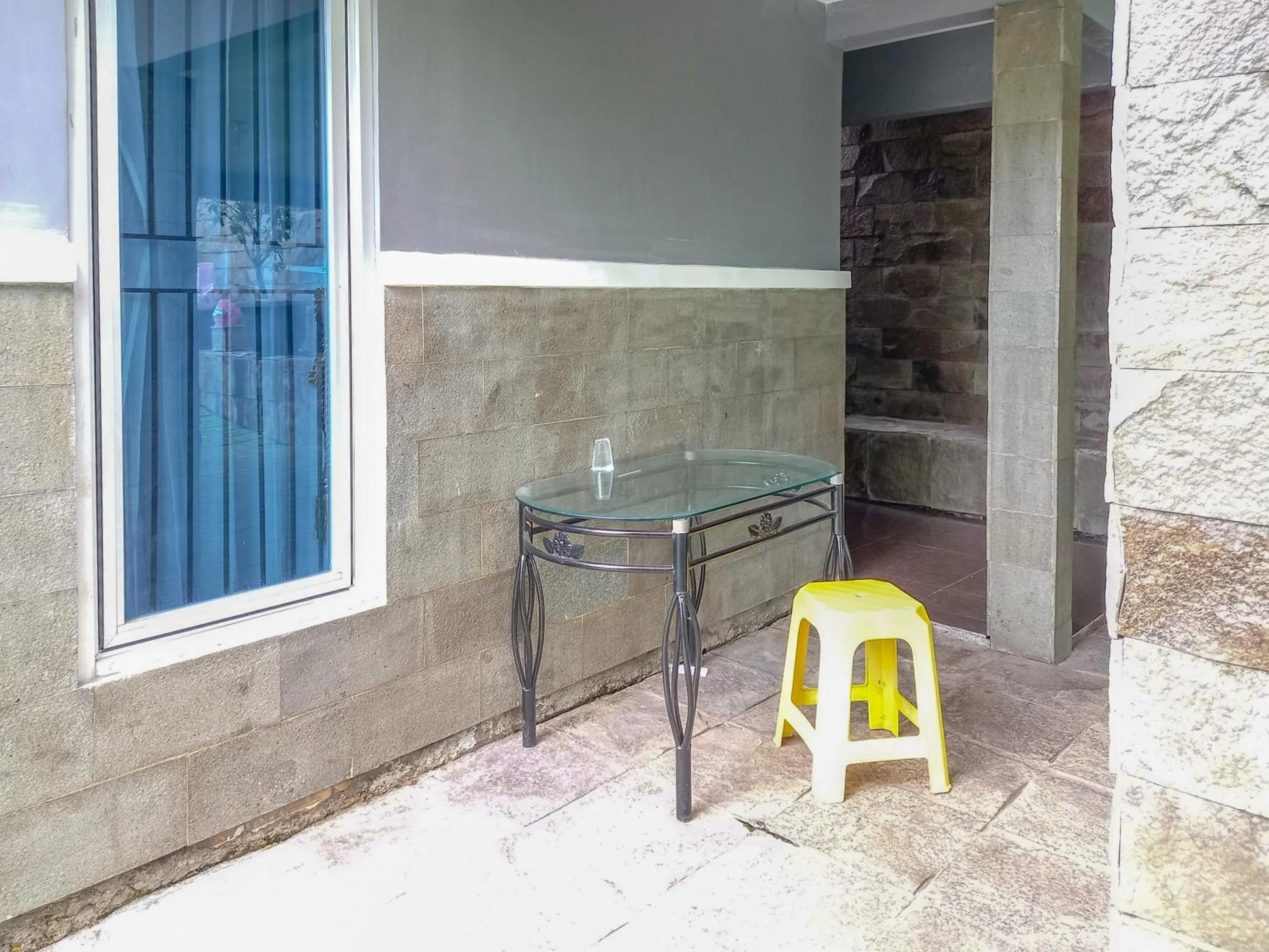 Seating area in Alif House Syariah Redpartner near Taman Dayu Pandaan