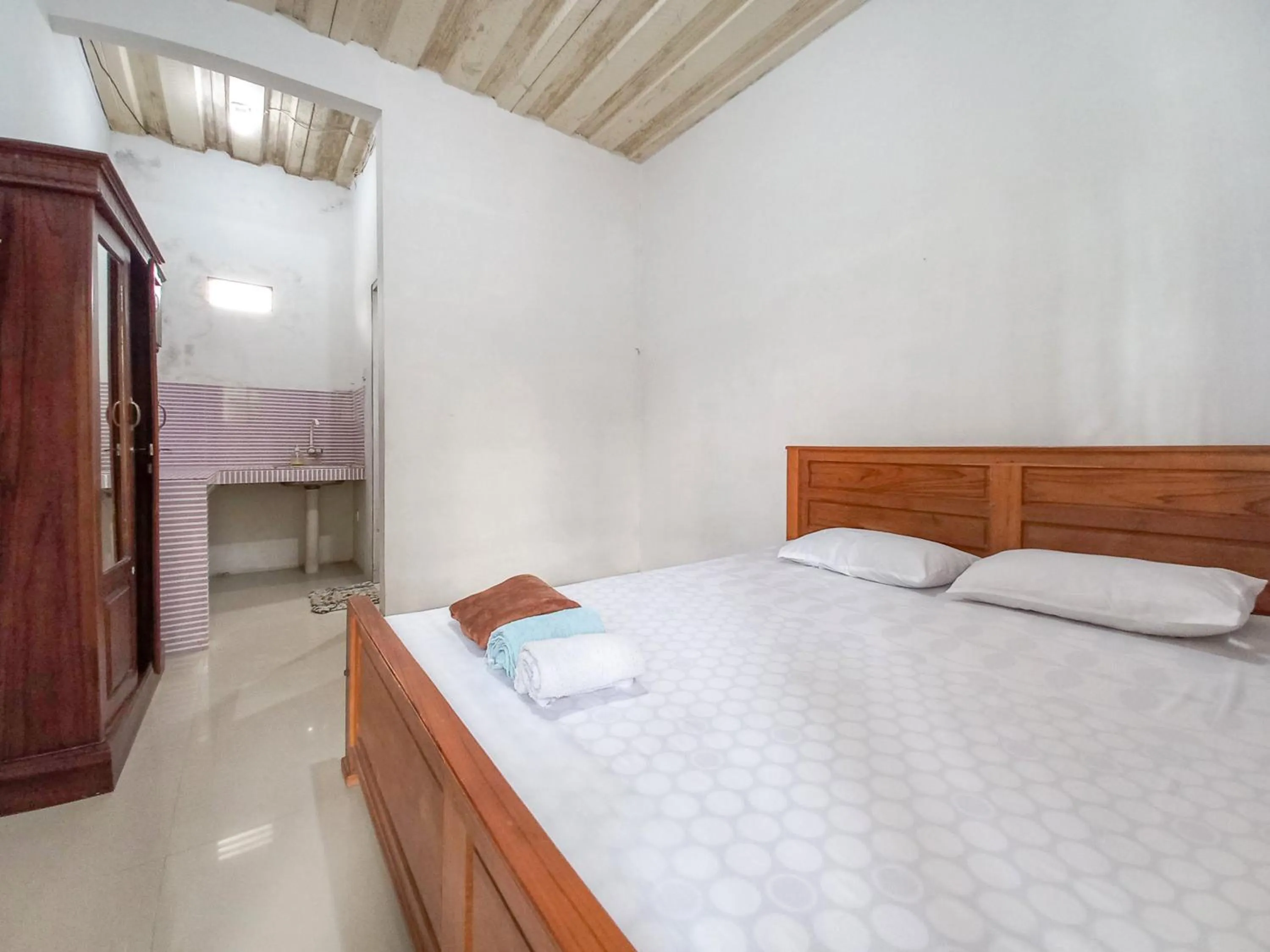 Bedroom, Bed in Alif House Syariah Redpartner near Taman Dayu Pandaan