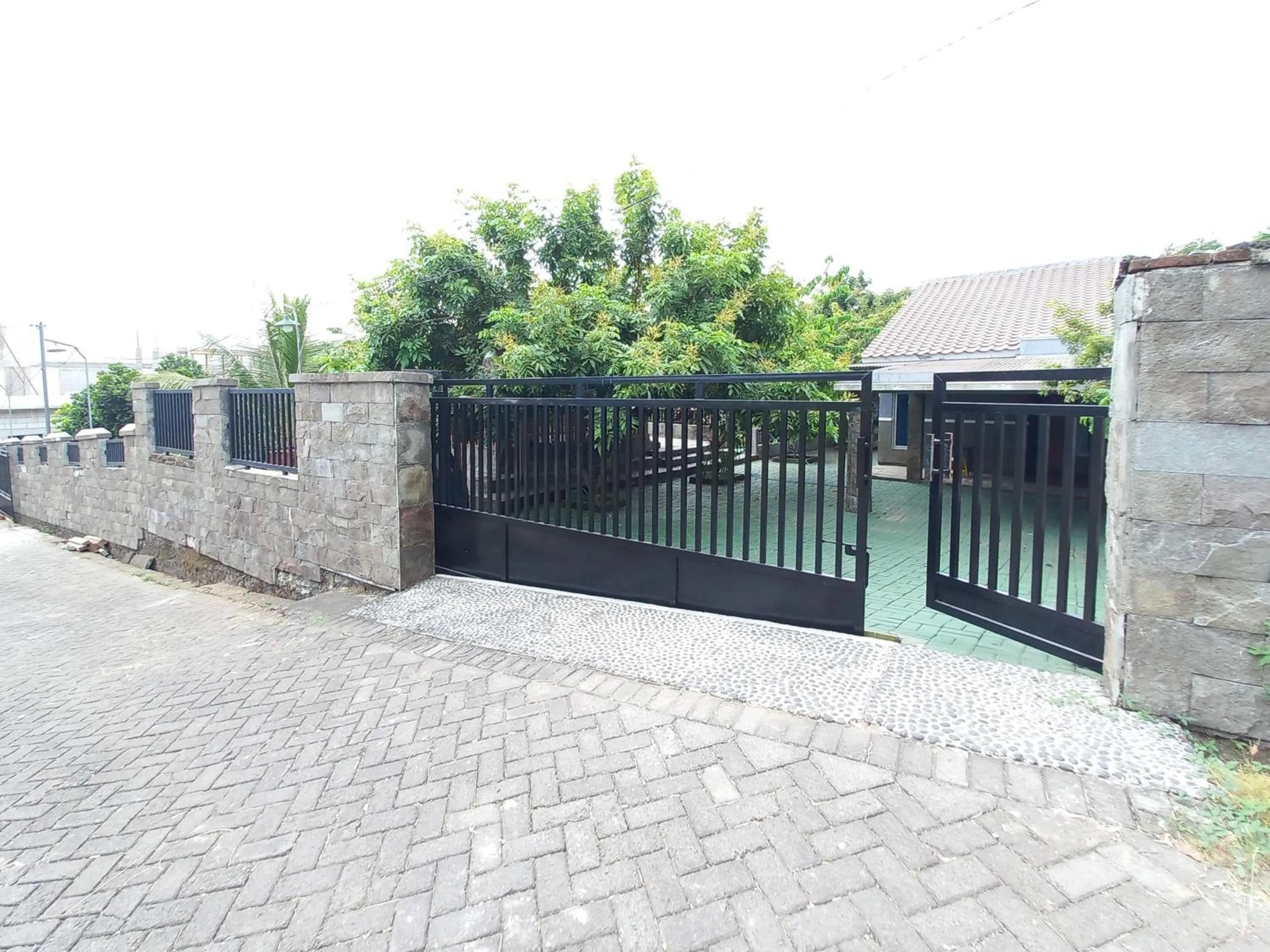 Facade/entrance in Alif House Syariah Redpartner near Taman Dayu Pandaan