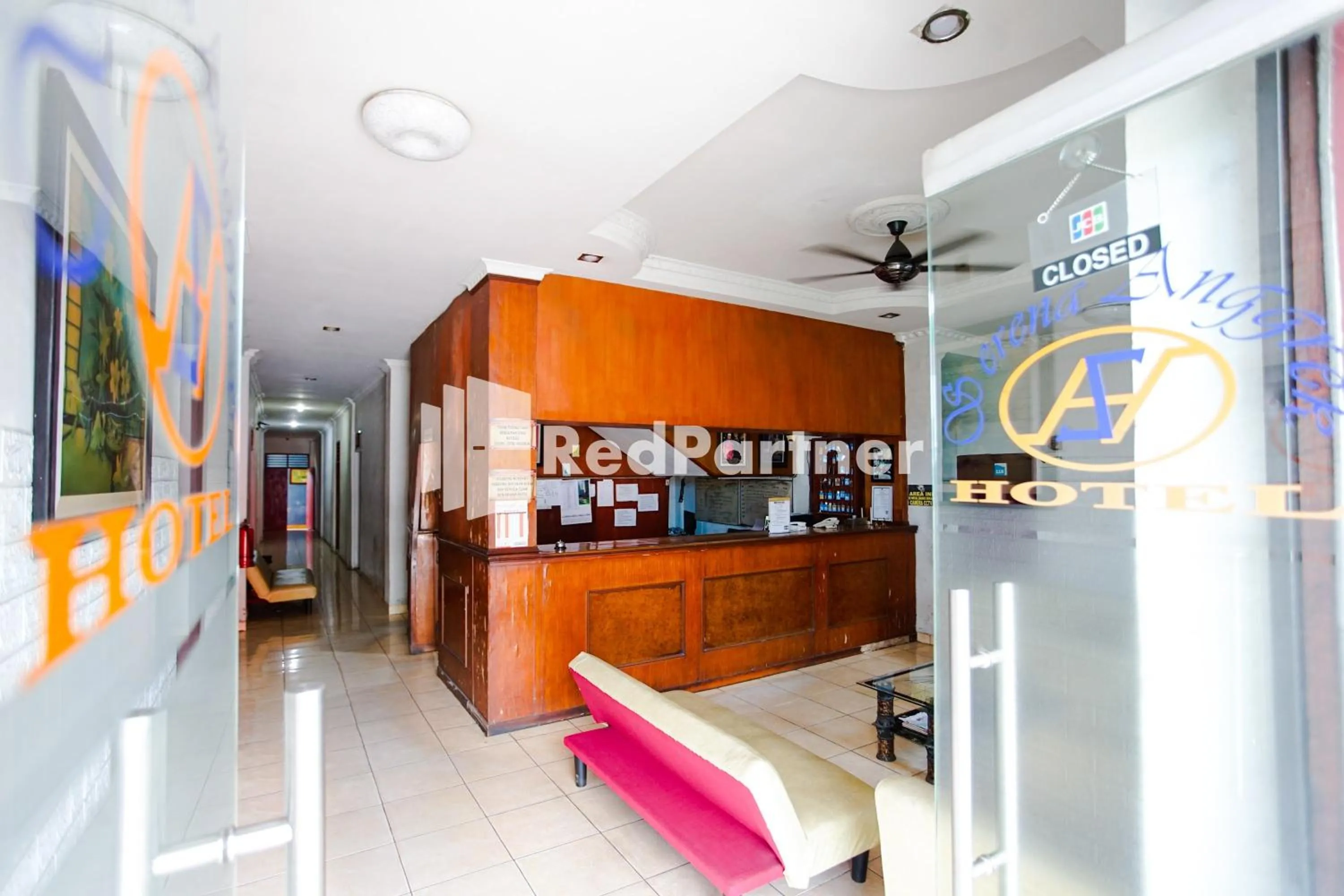 Lobby or reception in Hotel Serena Anggrek near Manhattan Times Square Mall Medan RedPartner