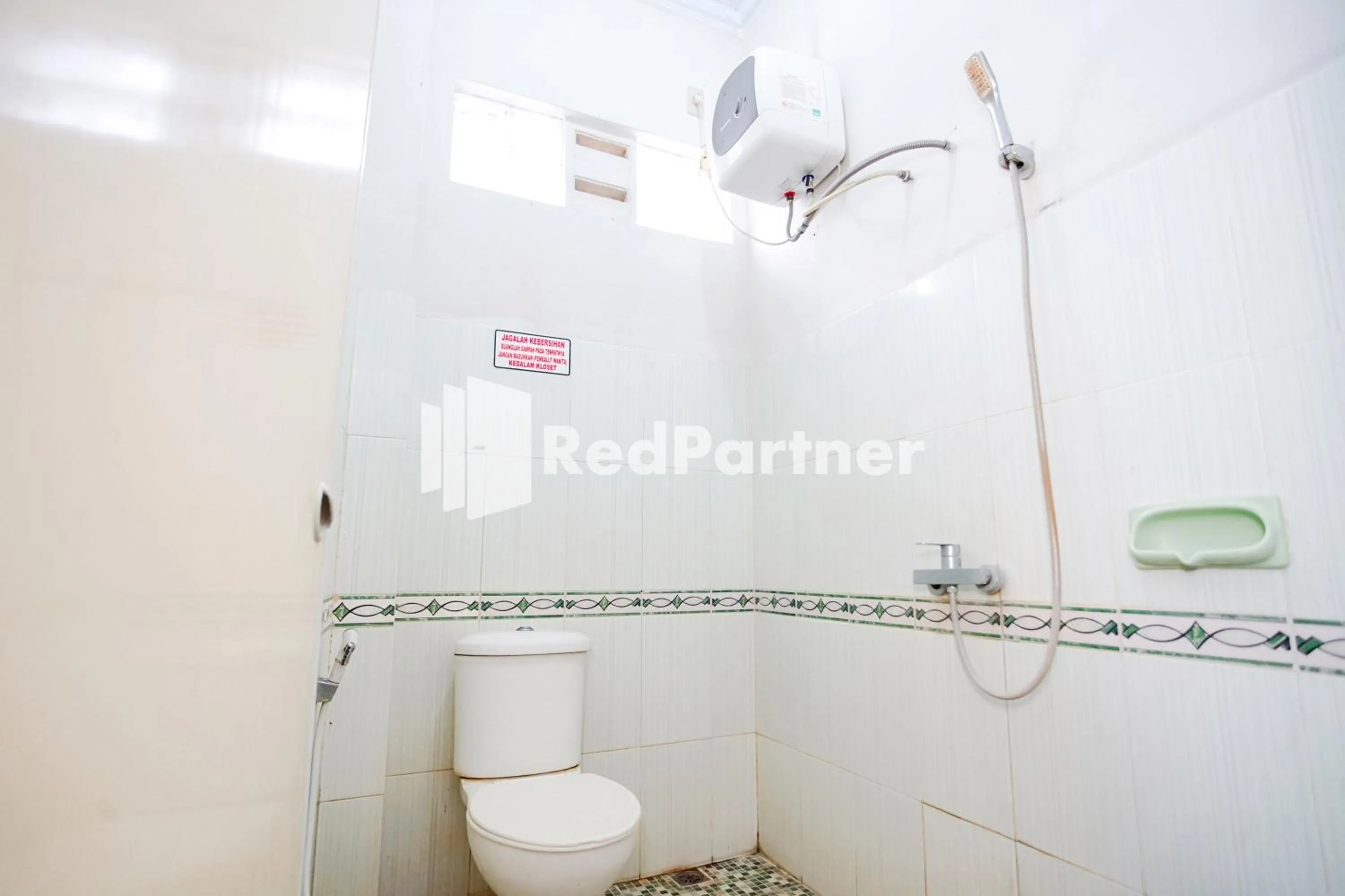 Bathroom in Hotel Serena Anggrek near Manhattan Times Square Mall Medan RedPartner