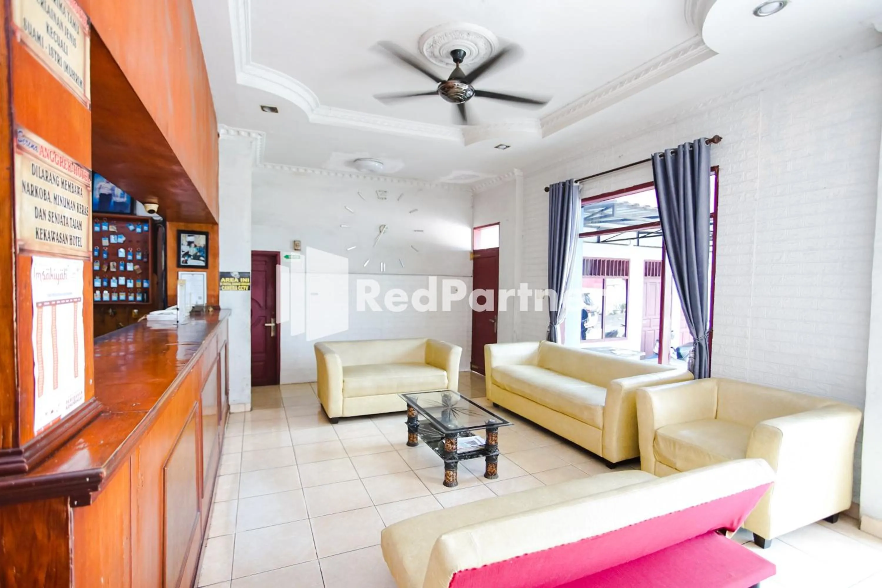 Lobby or reception in Hotel Serena Anggrek near Manhattan Times Square Mall Medan RedPartner