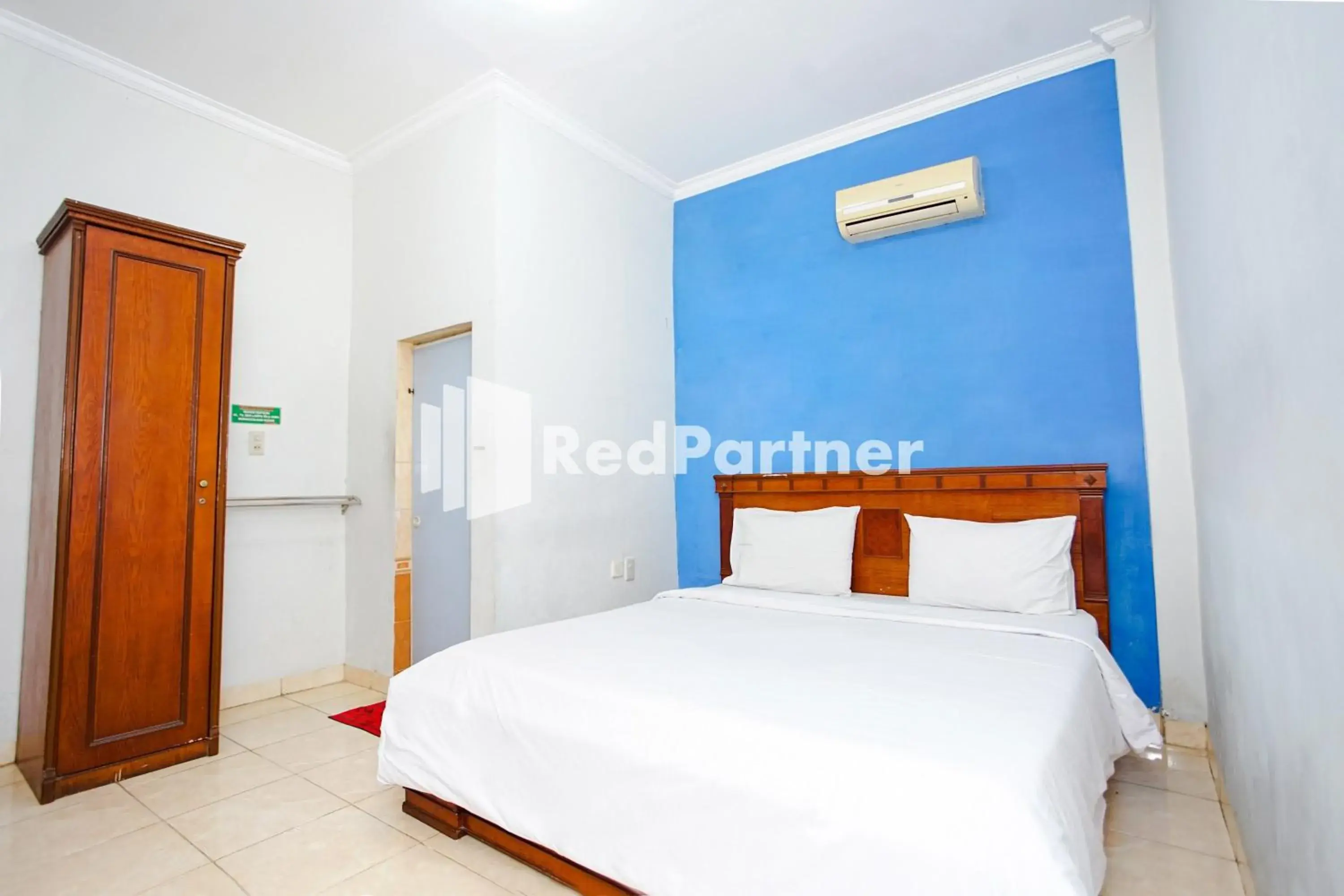 Deluxe Double Room in Hotel Serena Anggrek near Manhattan Times Square Mall Medan RedPartner Deluxe Double Room in Hotel Serena Anggrek near Manhattan Times Square Mall Medan RedPartner