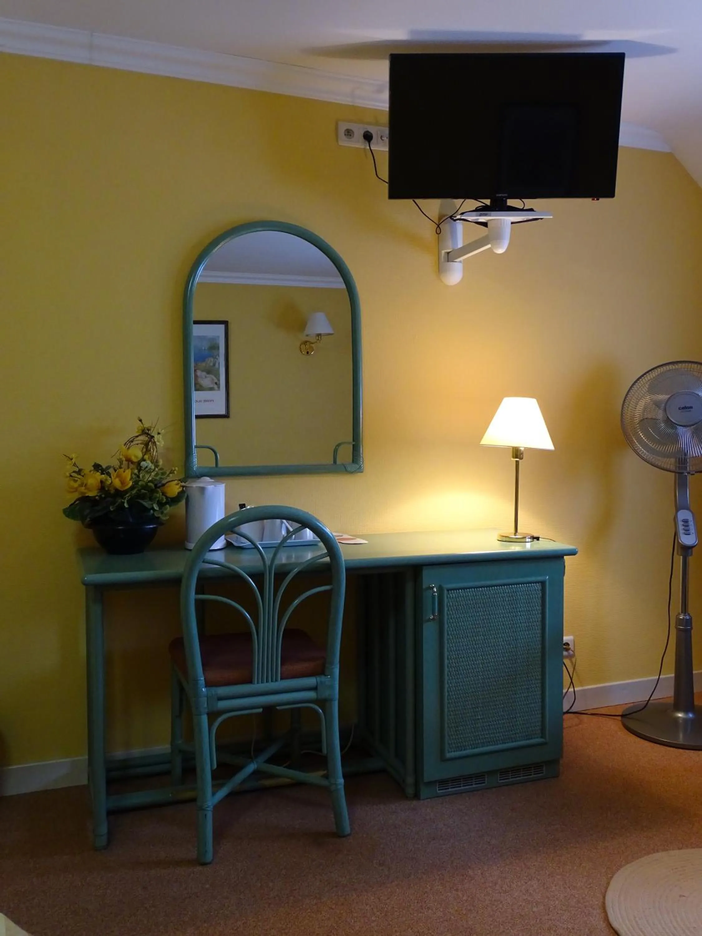 TV and multimedia in Hotel Le Relais de Pommard