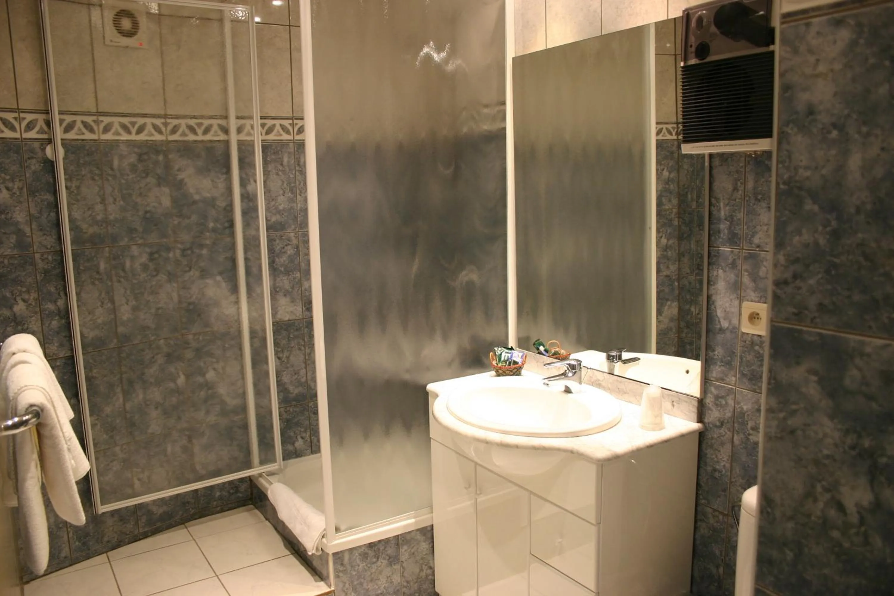 Shower in Hotel Le Relais de Pommard