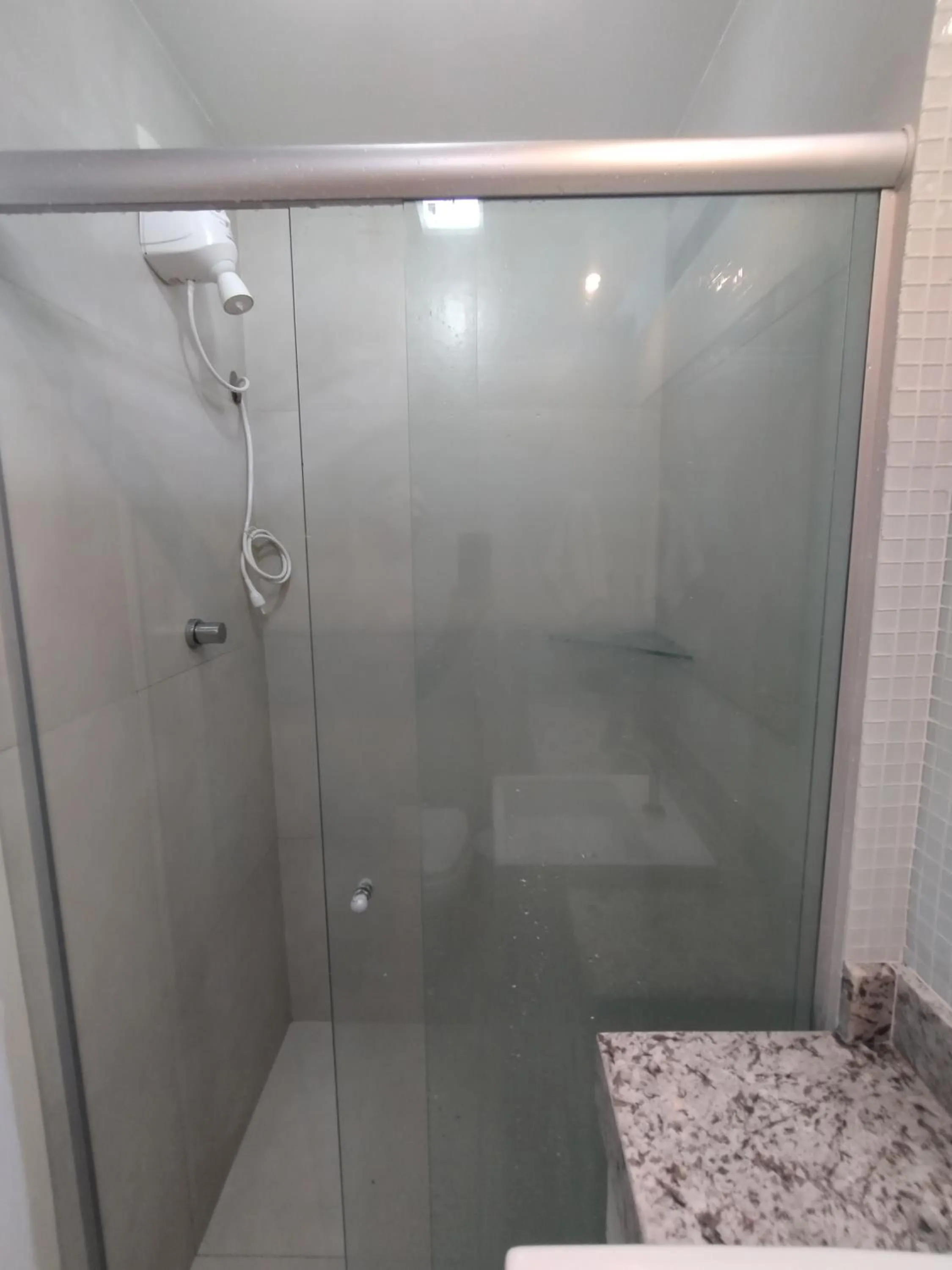 Shower in Apartamento com vista p Mar, e Piscina na Cobertura do Prédio