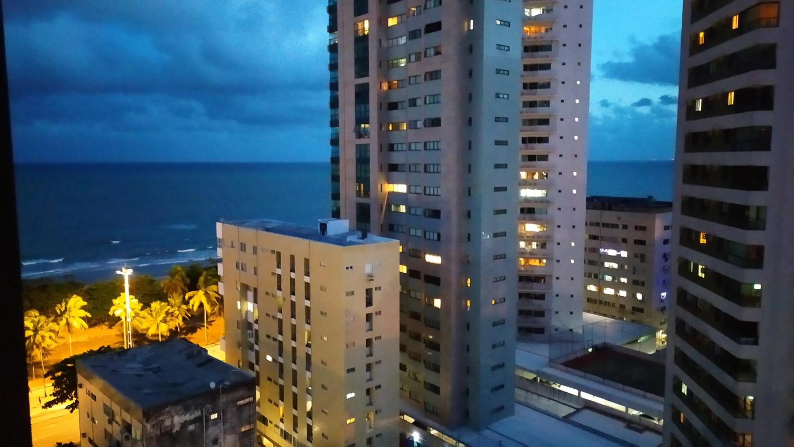 Night in Apartamento com vista p Mar, e Piscina na Cobertura do Prédio
