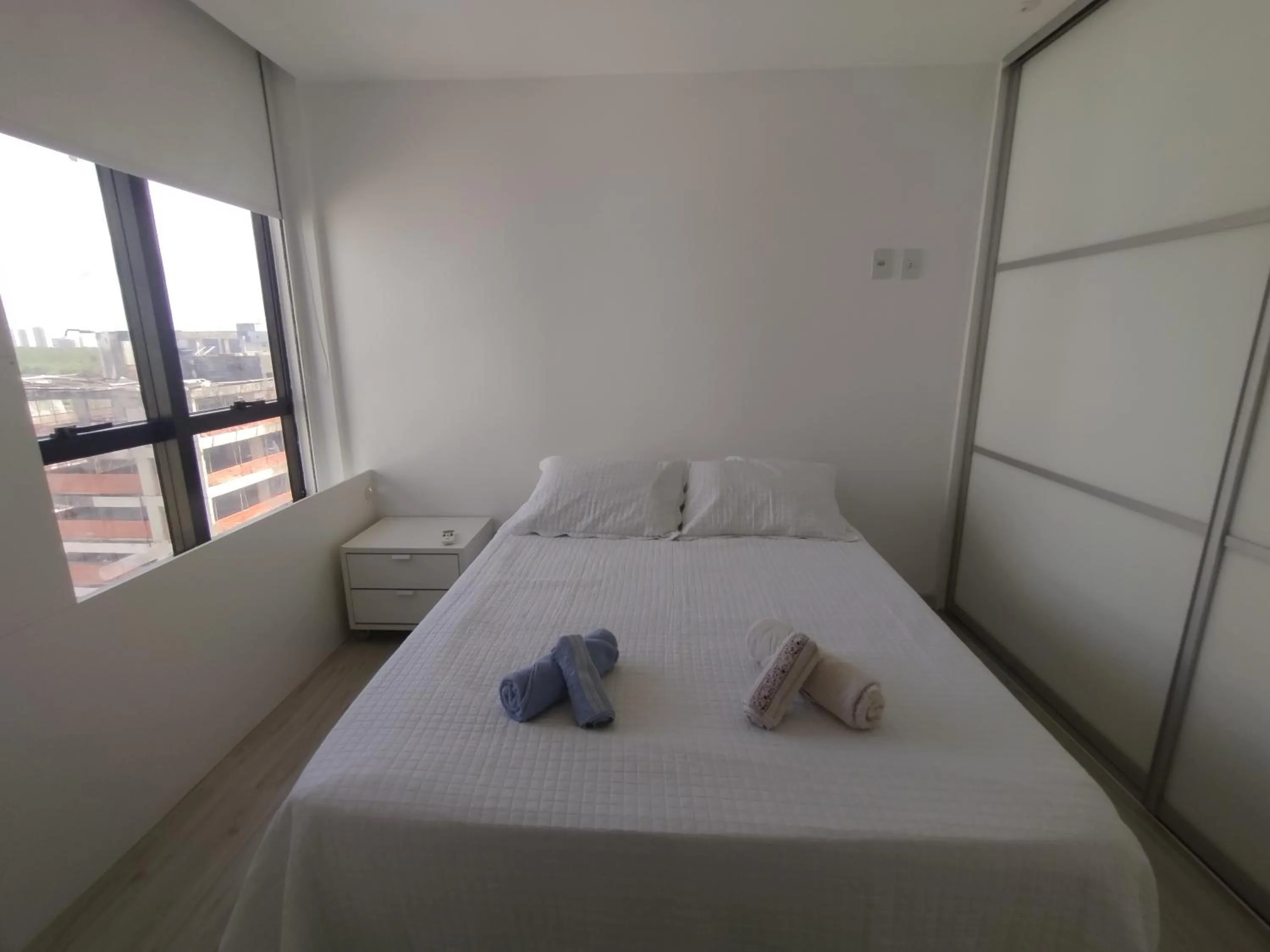 Bedroom, Bed in Apartamento com vista p Mar, e Piscina na Cobertura do Prédio