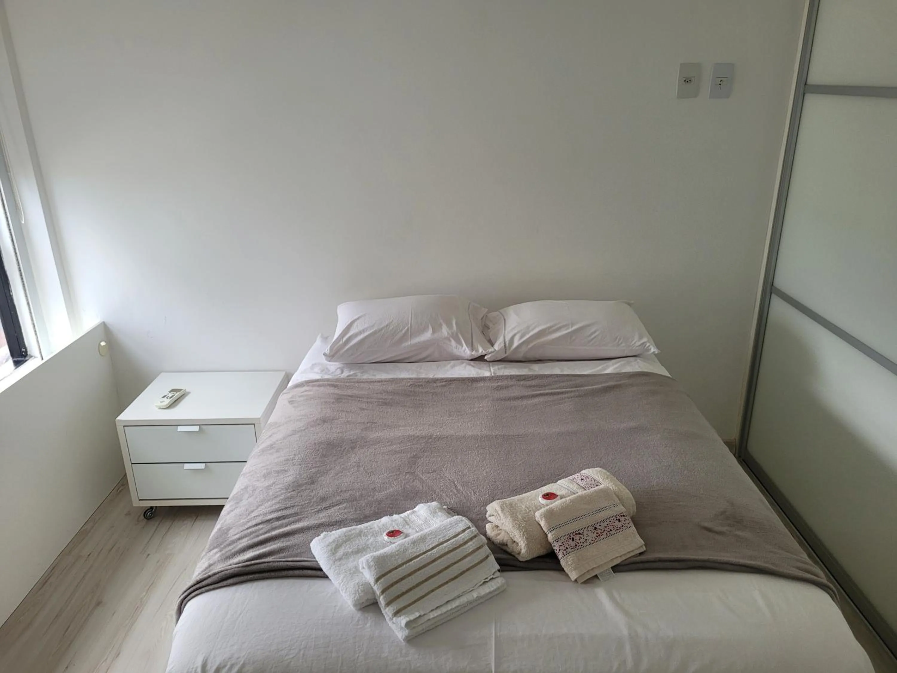 Bedroom, Bed in Apartamento com vista p Mar, e Piscina na Cobertura do Prédio
