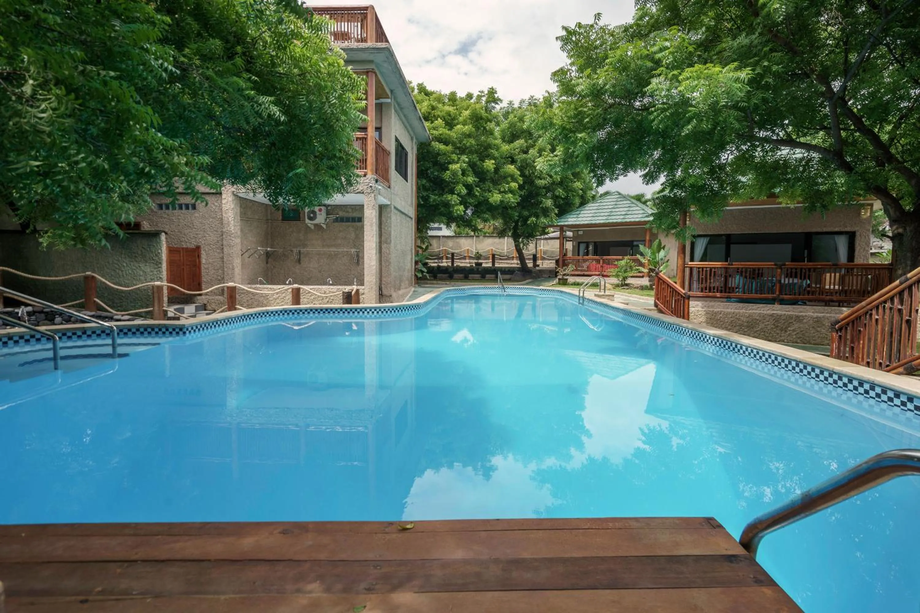 Swimming pool in Lunar Dive Resort: Bamboo Villas