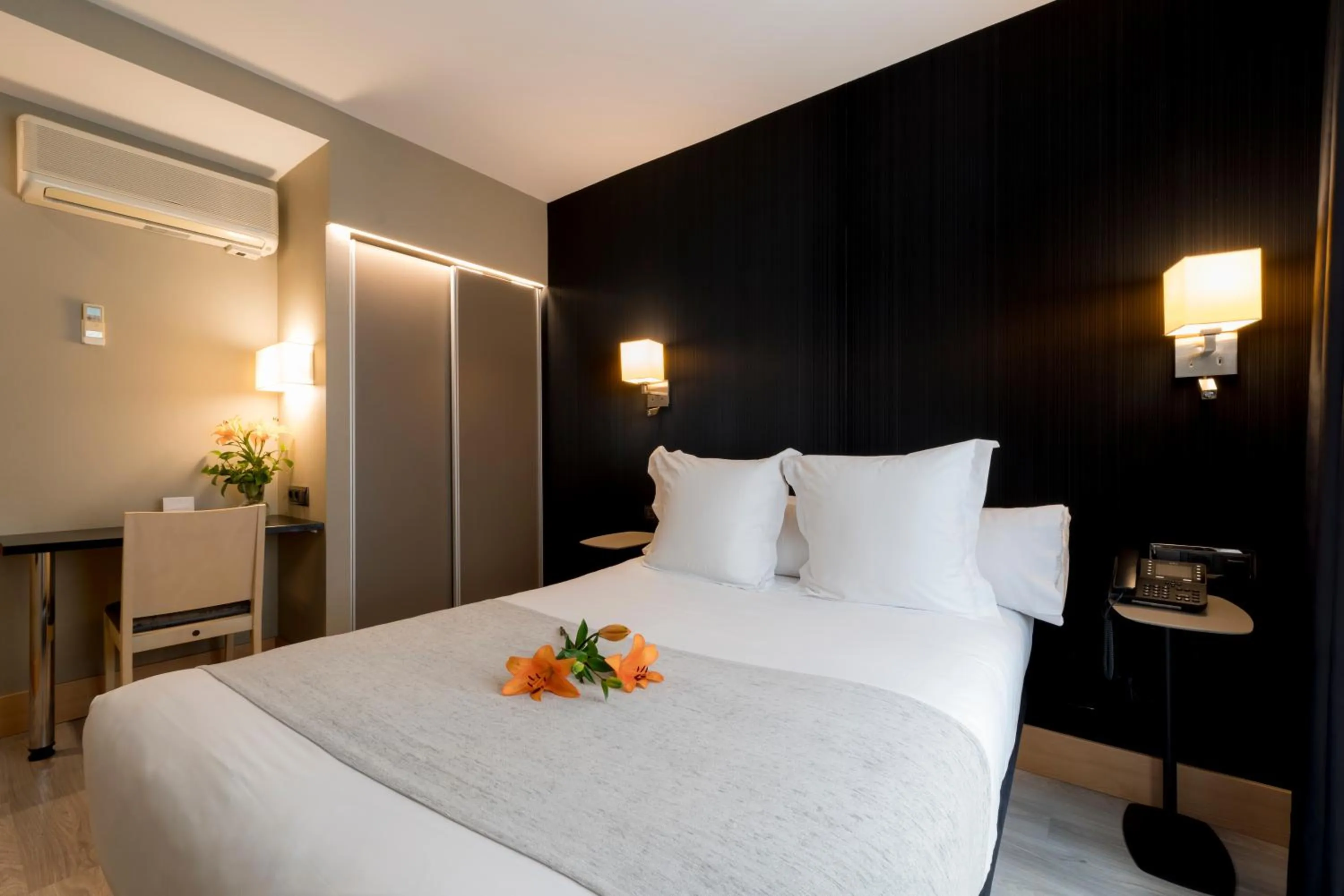 Photo of the whole room, Bed in Hotel Plaza