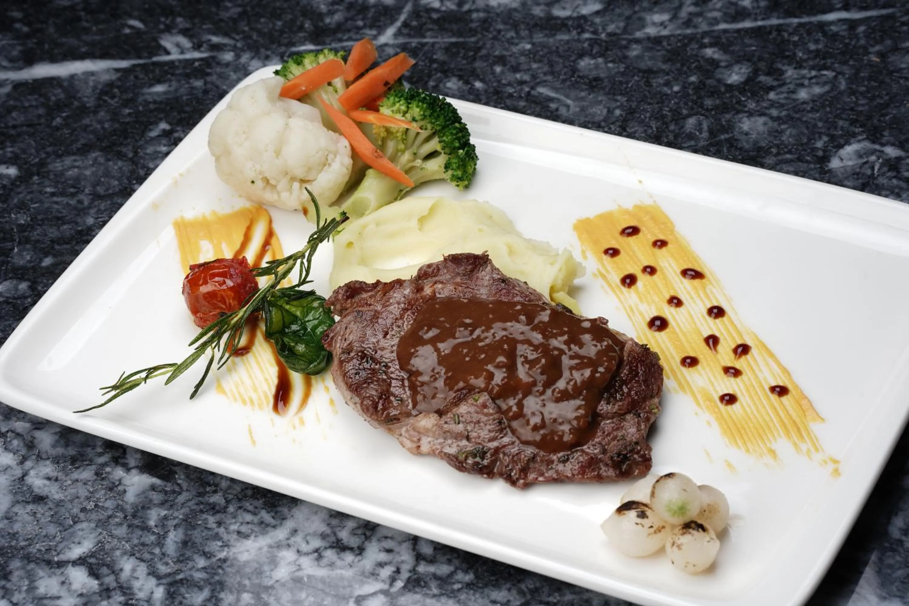 Food and drinks in Resun Hotel